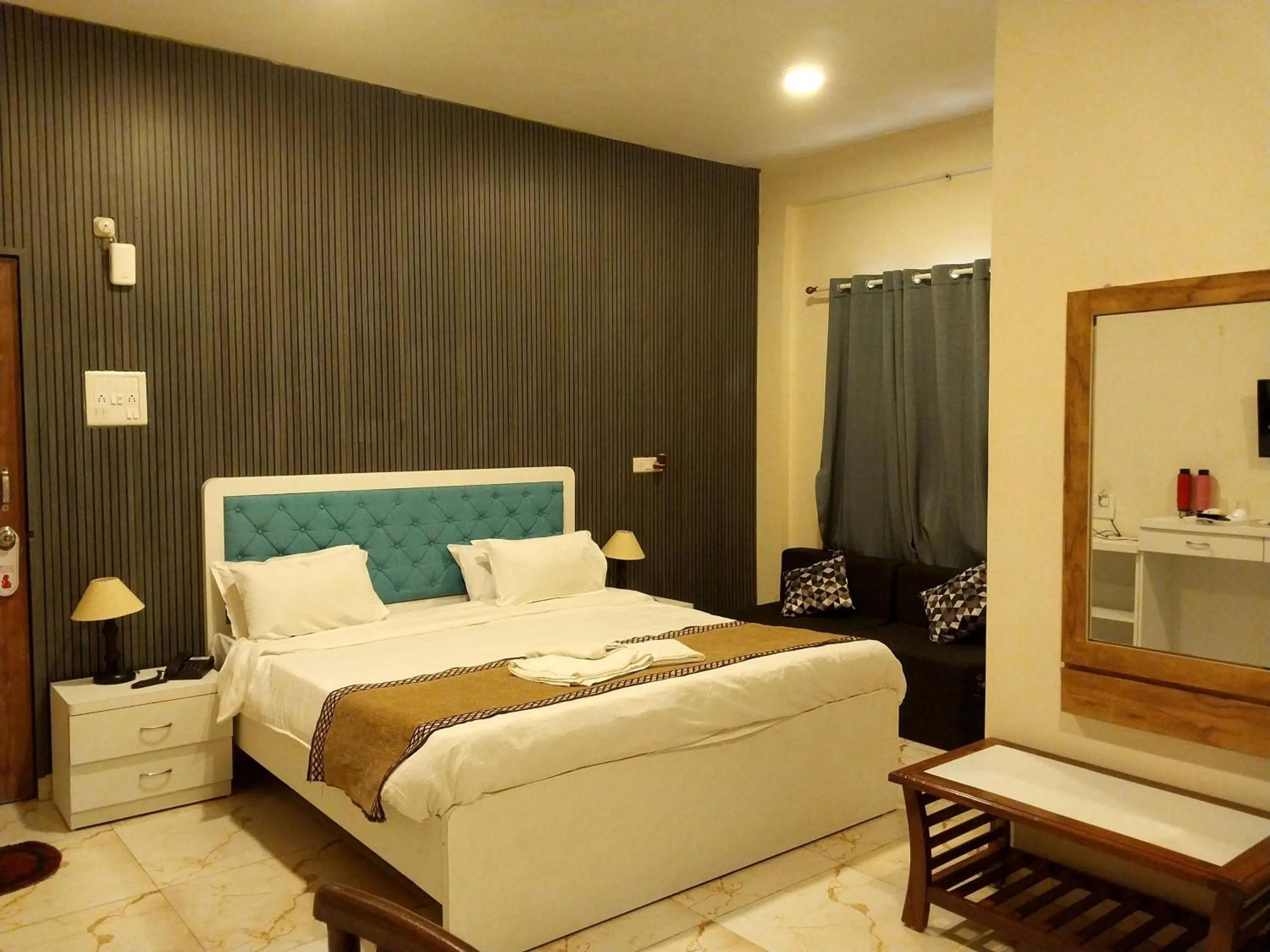 Bed in Mango Valley Resort Ganpatipule