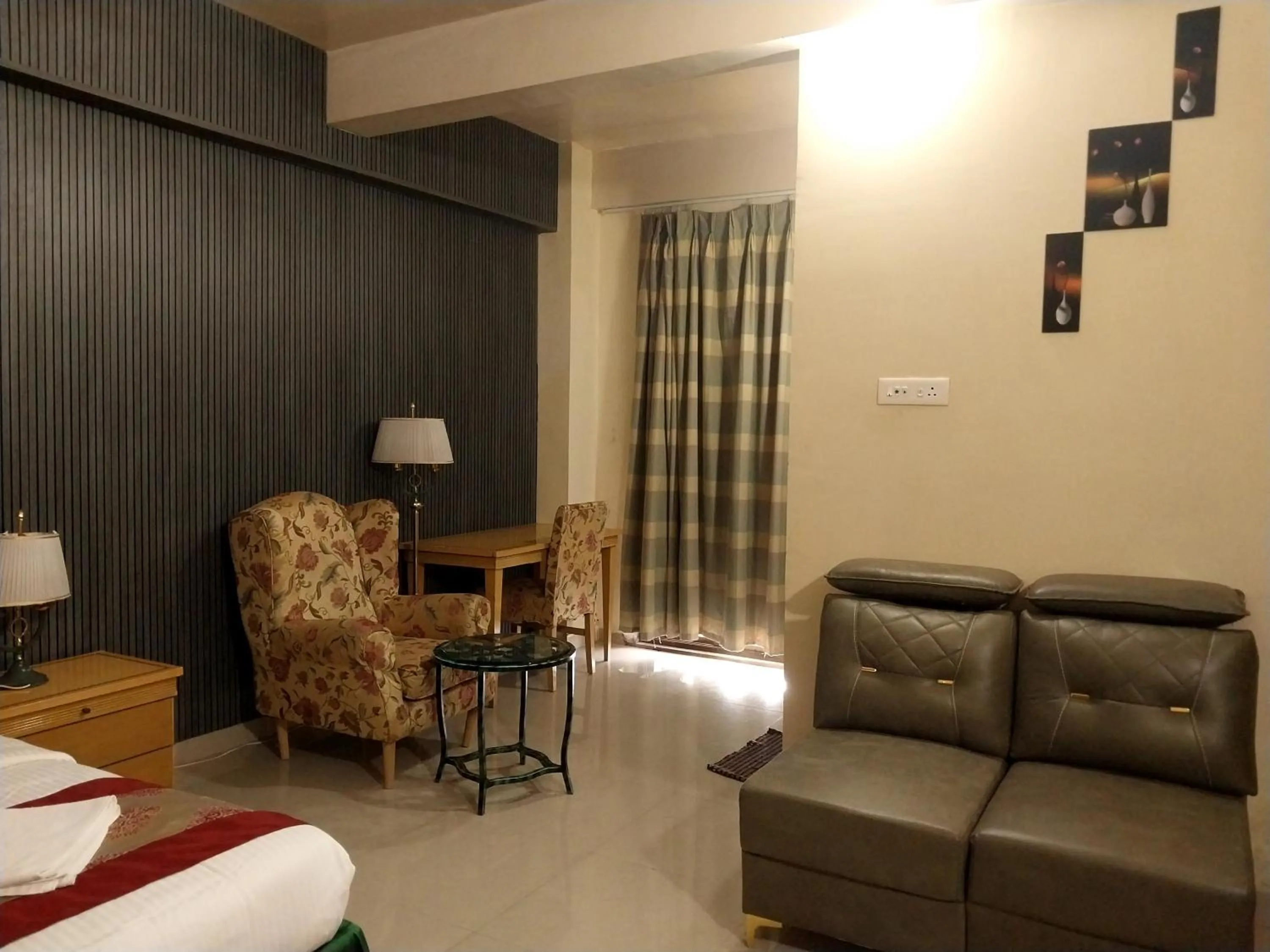 Seating area, Bed in Mango Valley Resort Ganpatipule