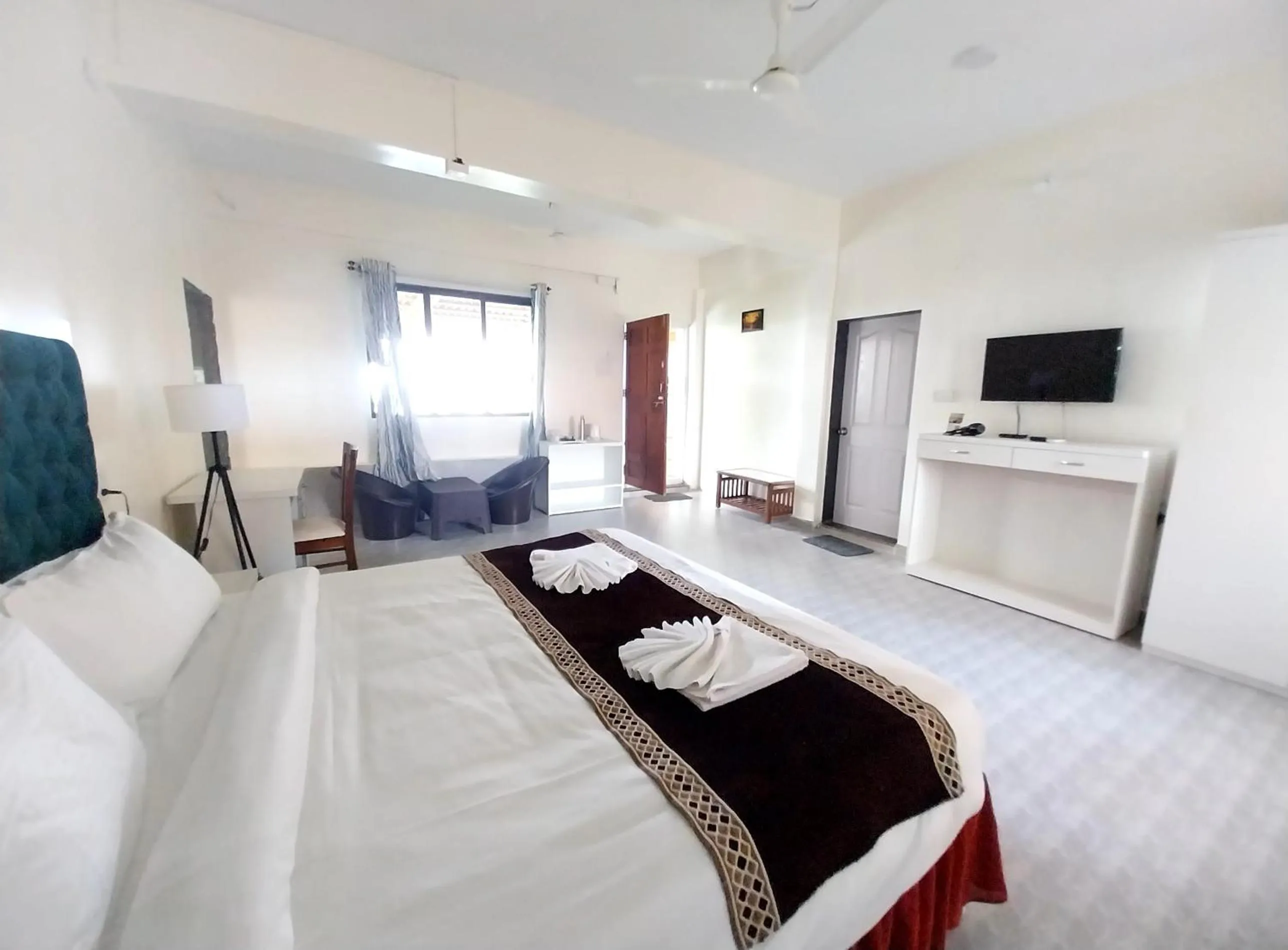 Bed in Mango Valley Resort Ganpatipule