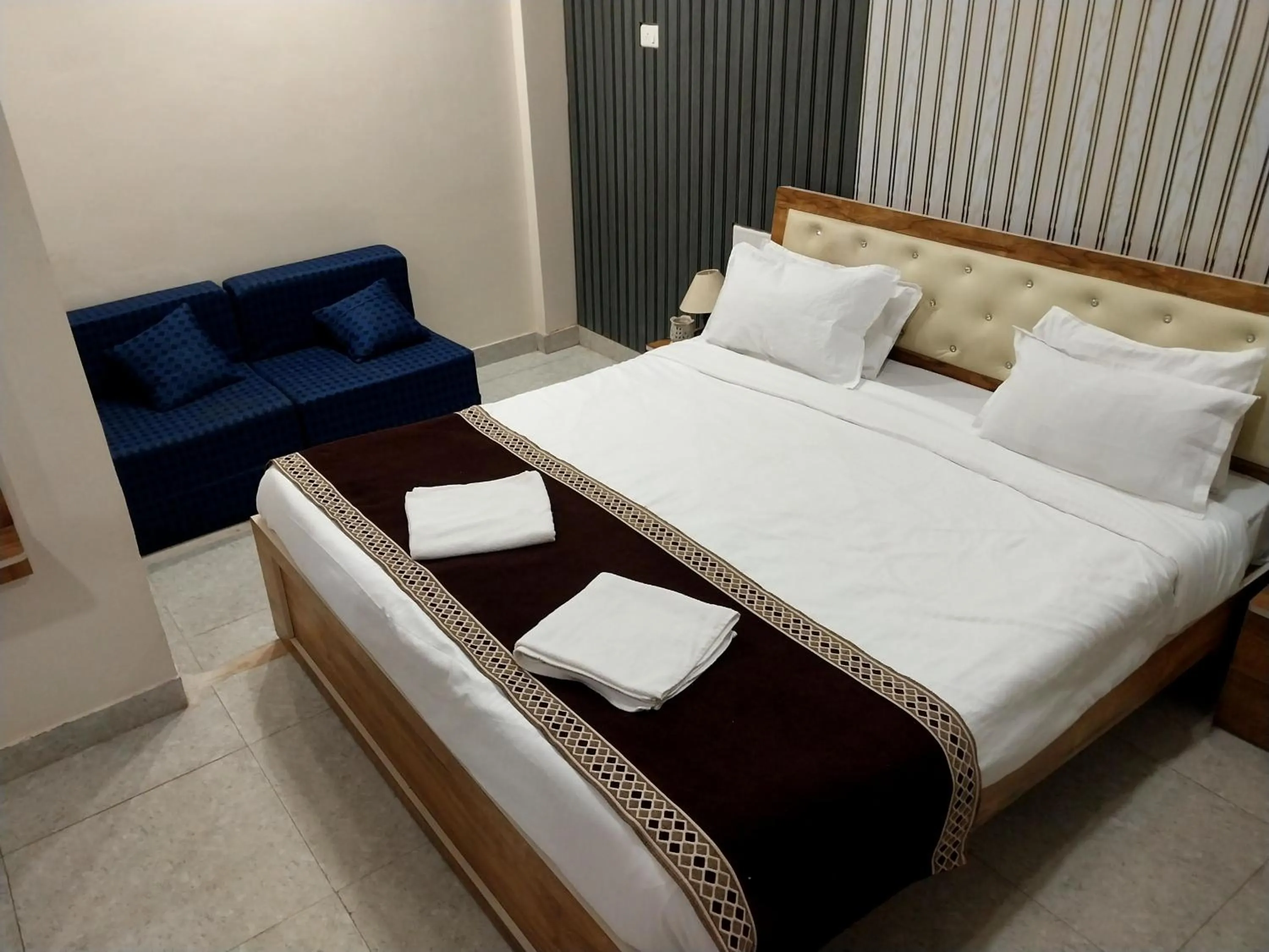 Bed in Mango Valley Resort Ganpatipule