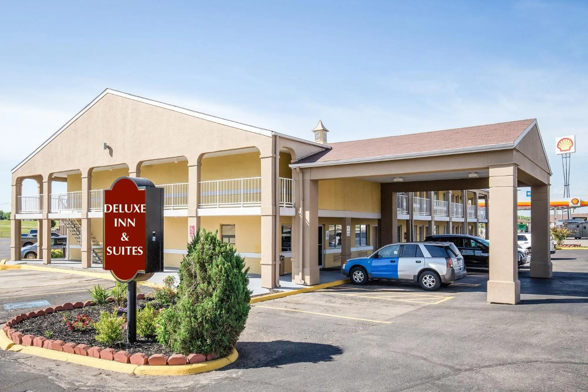 Deluxe Inn & Suites
