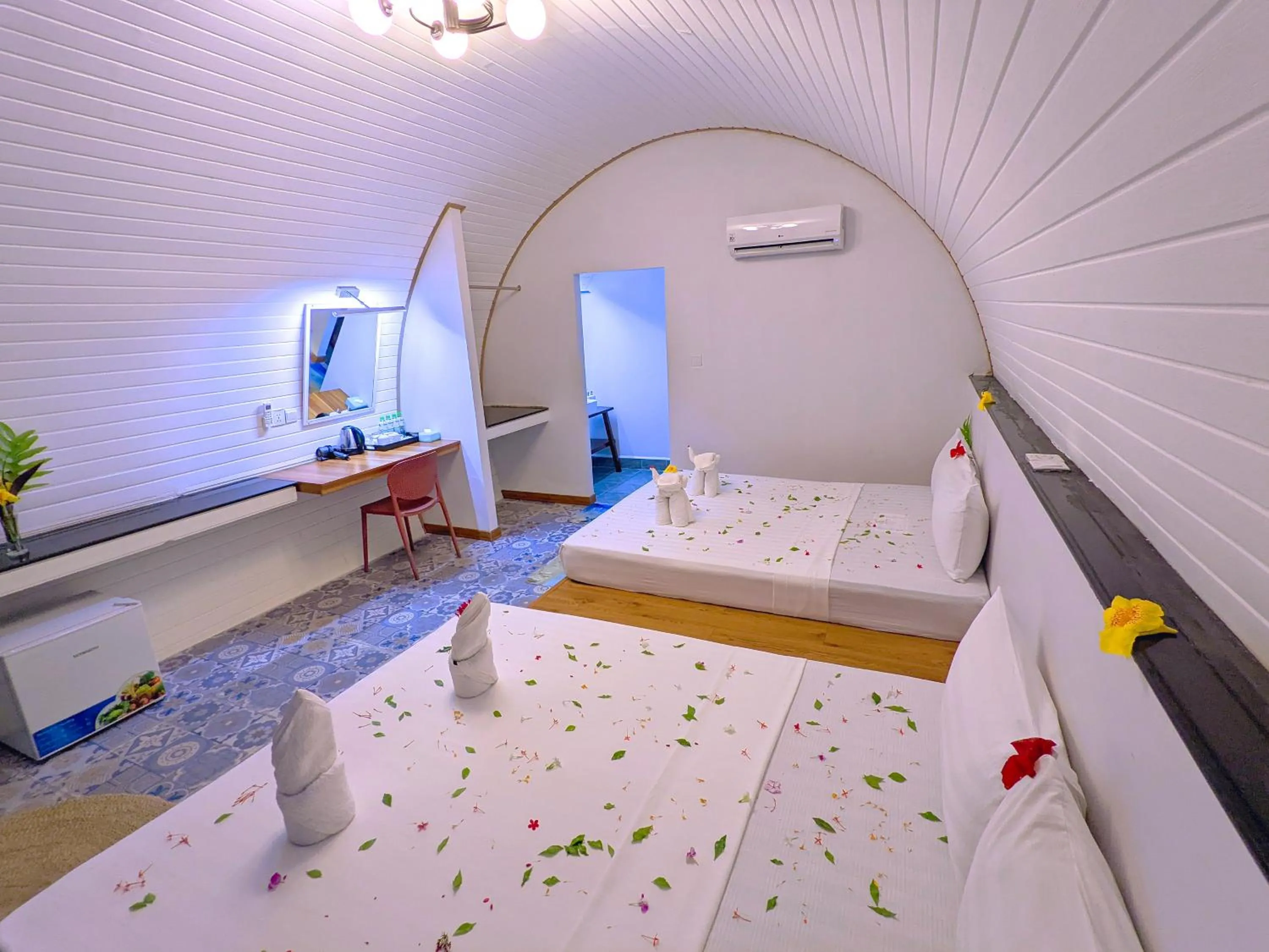 Photo of the whole room, Bed in Tube Resort by EHM