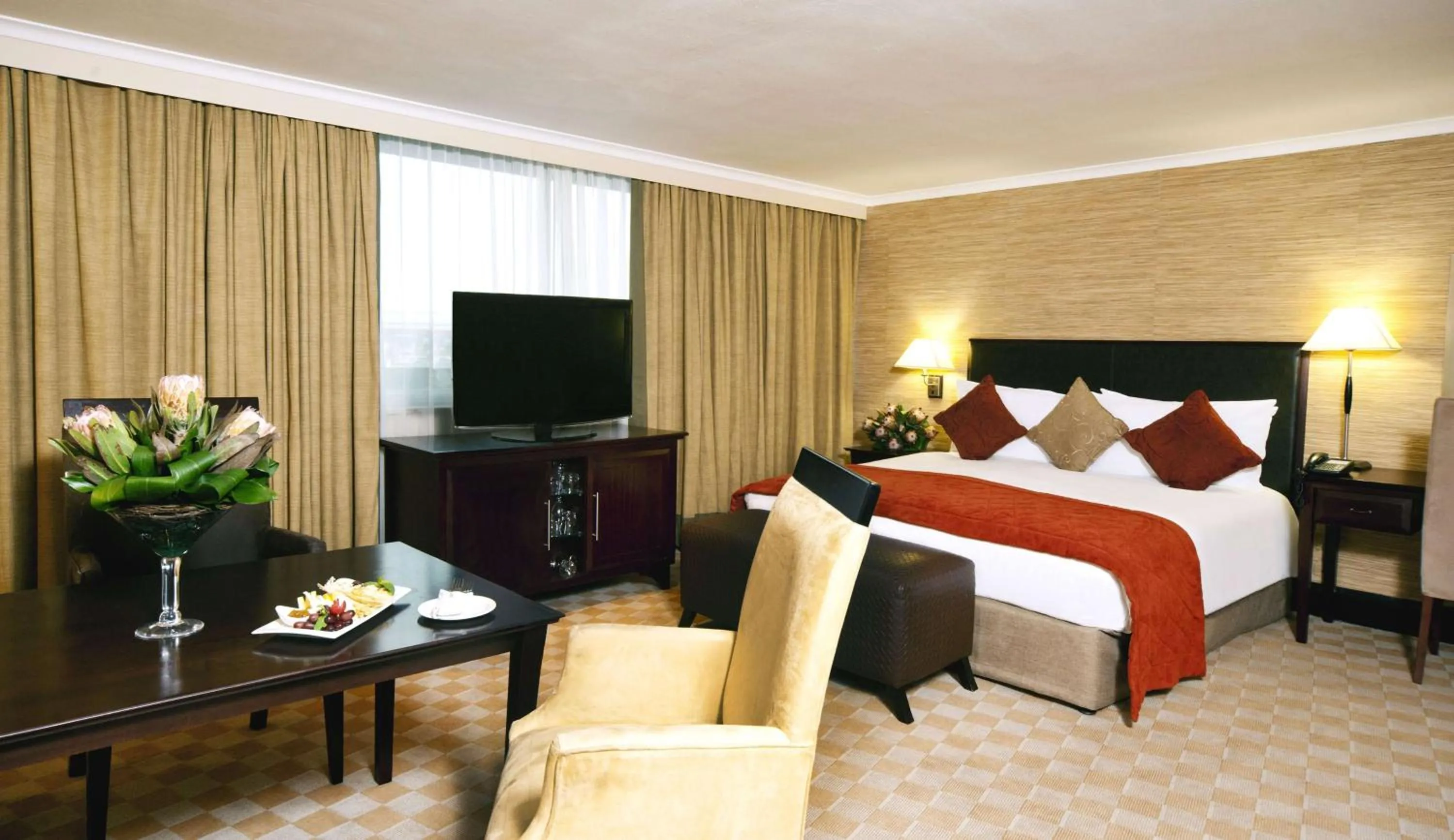 Photo of the whole room, Bed in Southern Sun OR Tambo International Airport