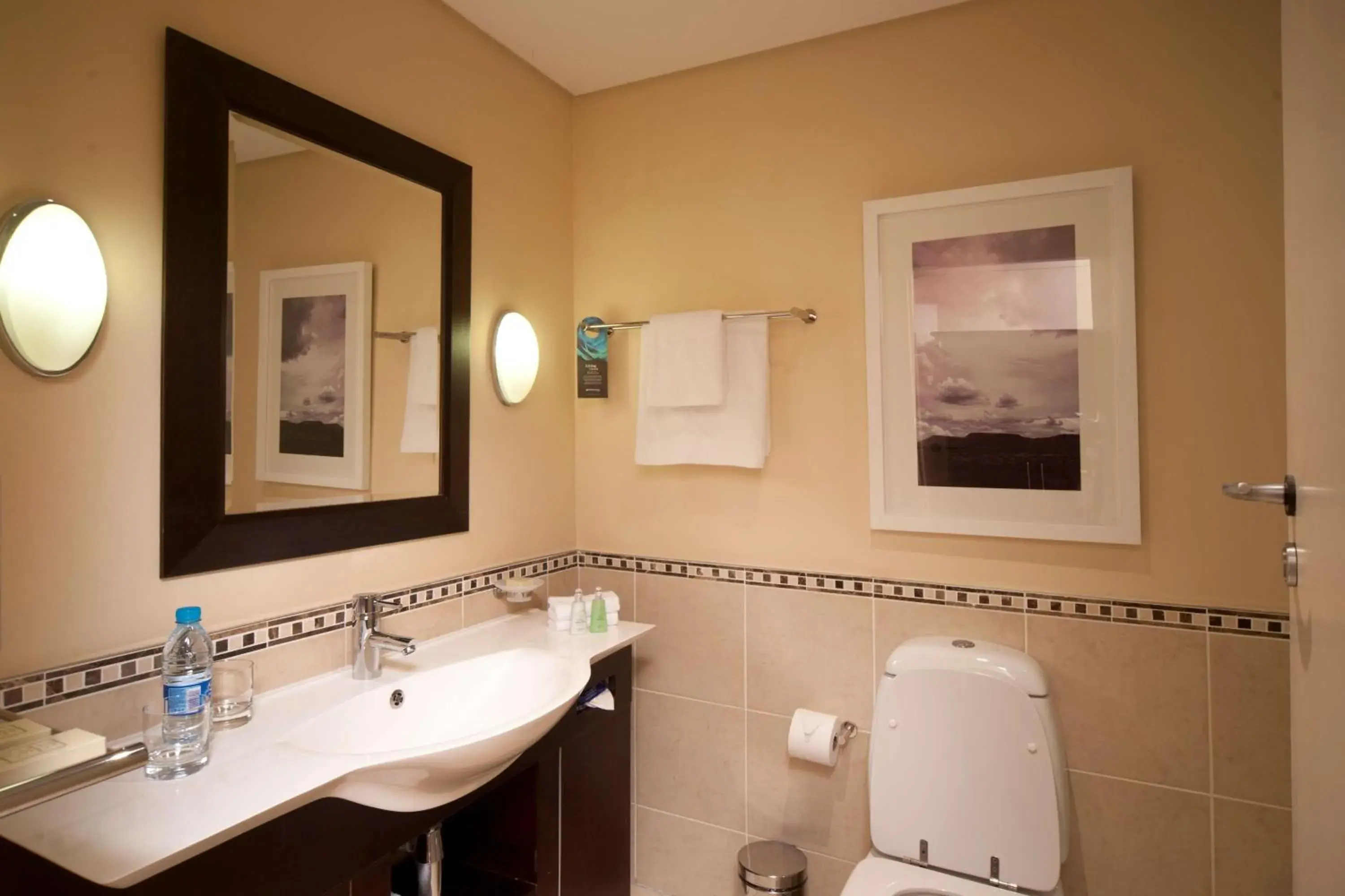 Standard Twin Room Non-Smoking in Southern Sun OR Tambo International Airport Standard Twin Room Non-Smoking in Southern Sun OR Tambo International Airport