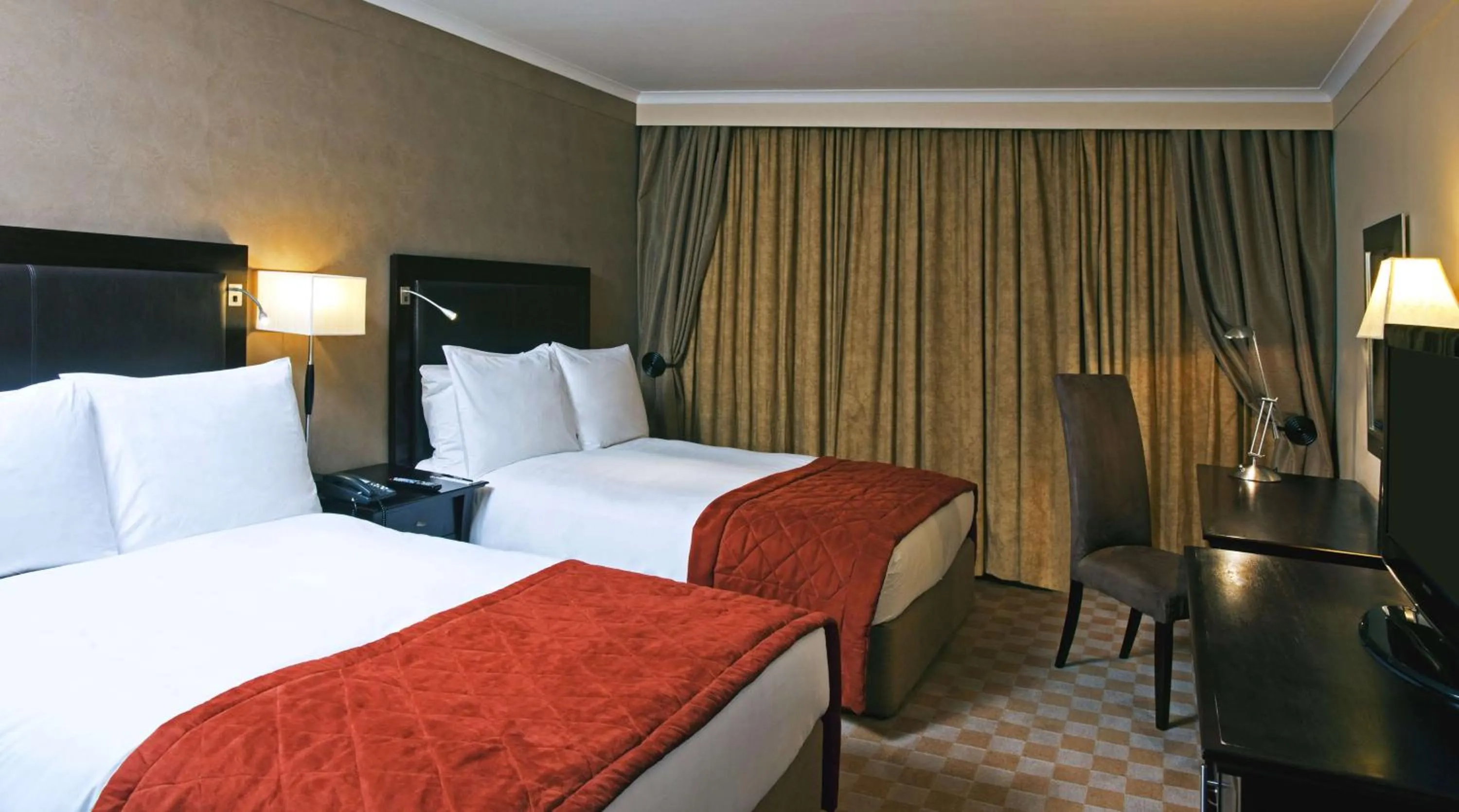 Photo of the whole room, Bed in Southern Sun OR Tambo International Airport