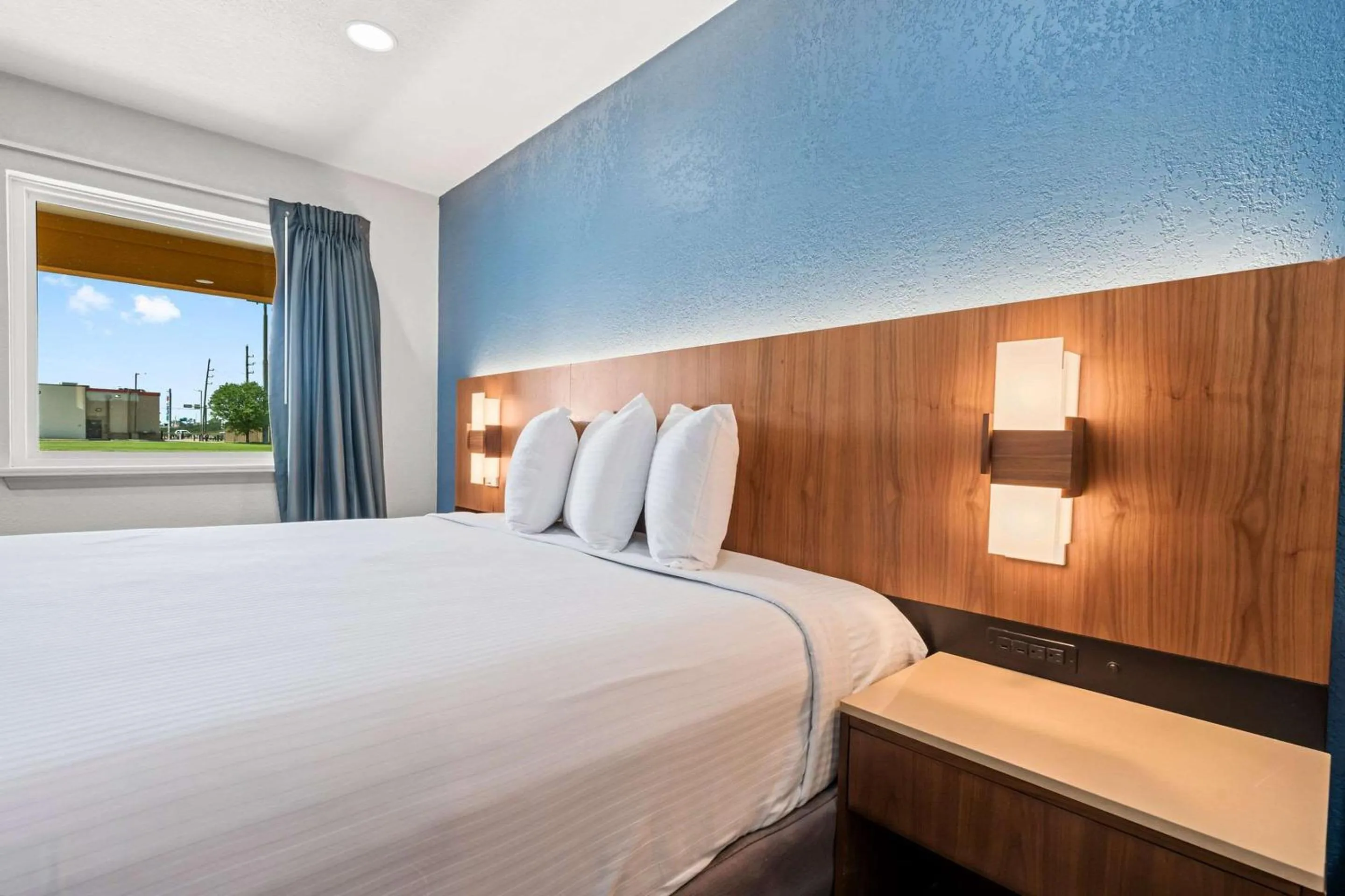 Bedroom, Bed in Econo Lodge Inn & Suites Sealy