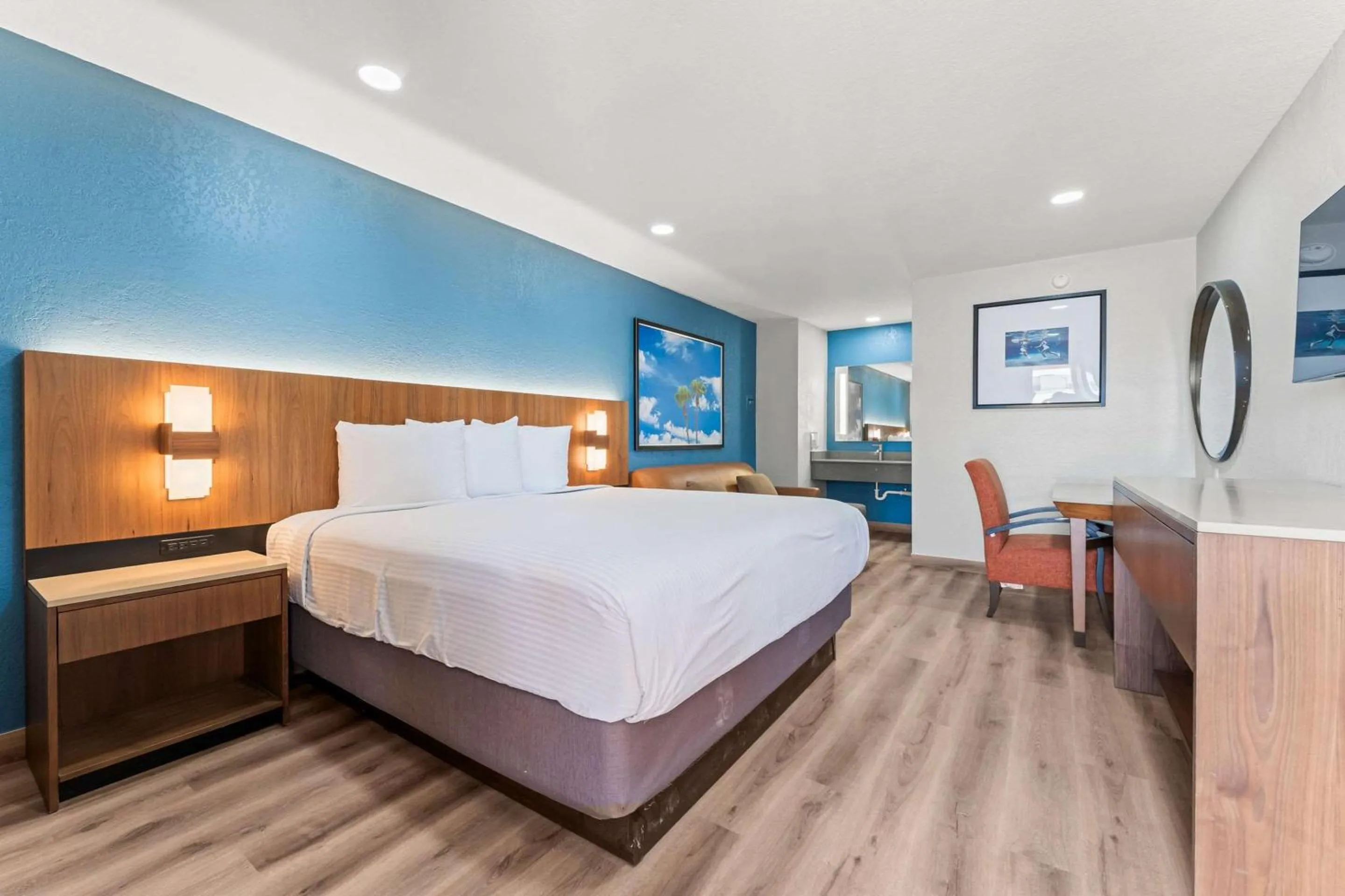 Bedroom, Bed in Econo Lodge Inn & Suites Sealy