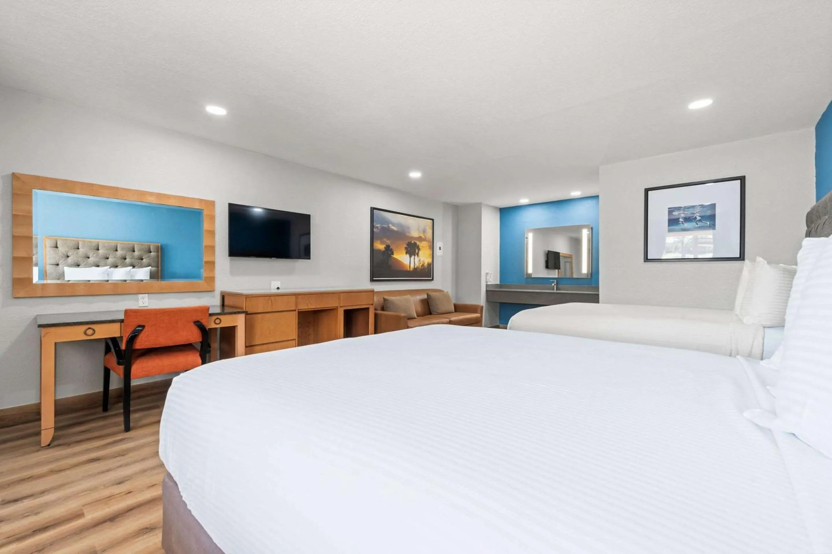 Bedroom, Bed in Econo Lodge Inn & Suites Sealy