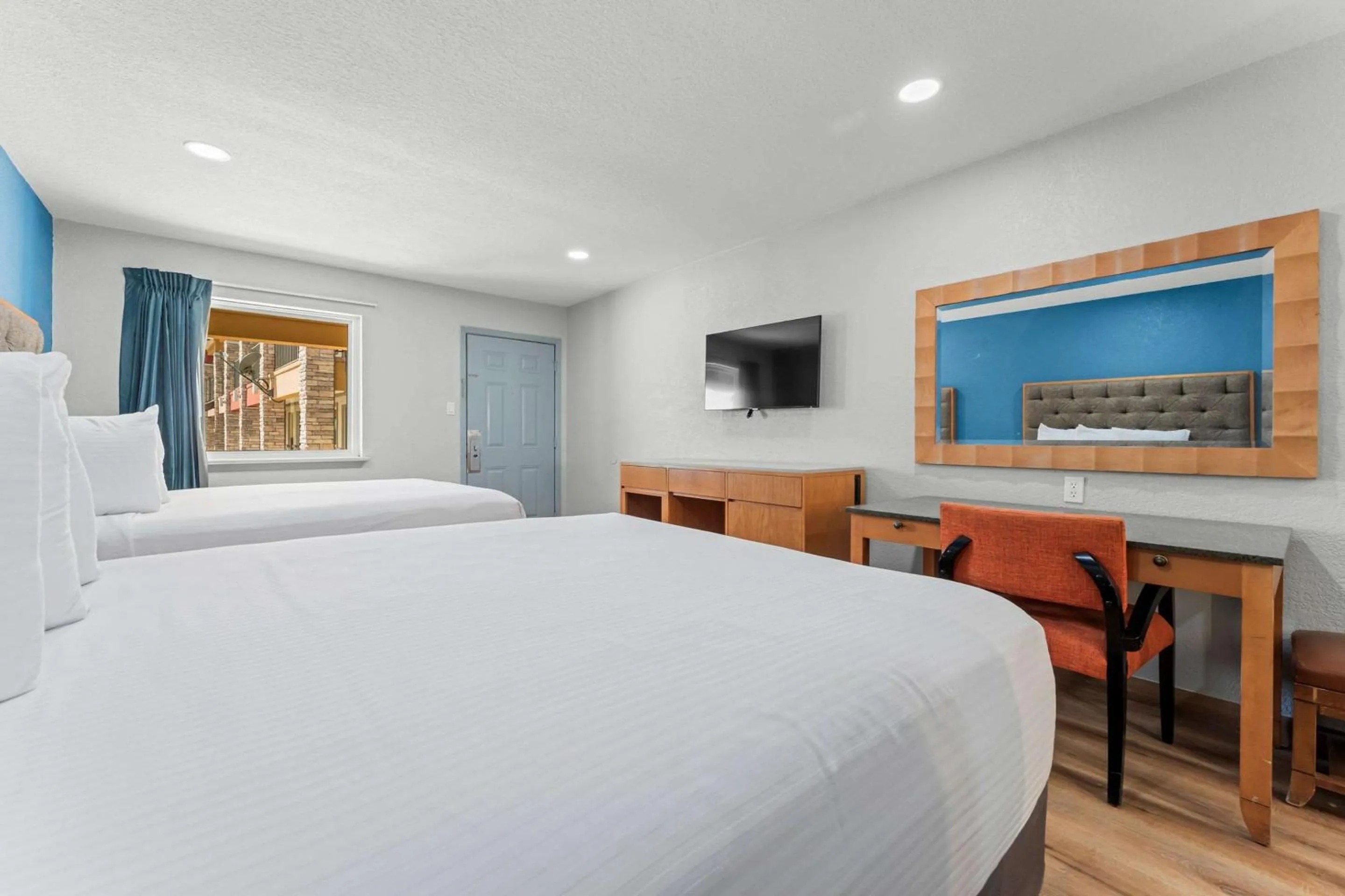 Bedroom, Bed in Econo Lodge Inn & Suites Sealy