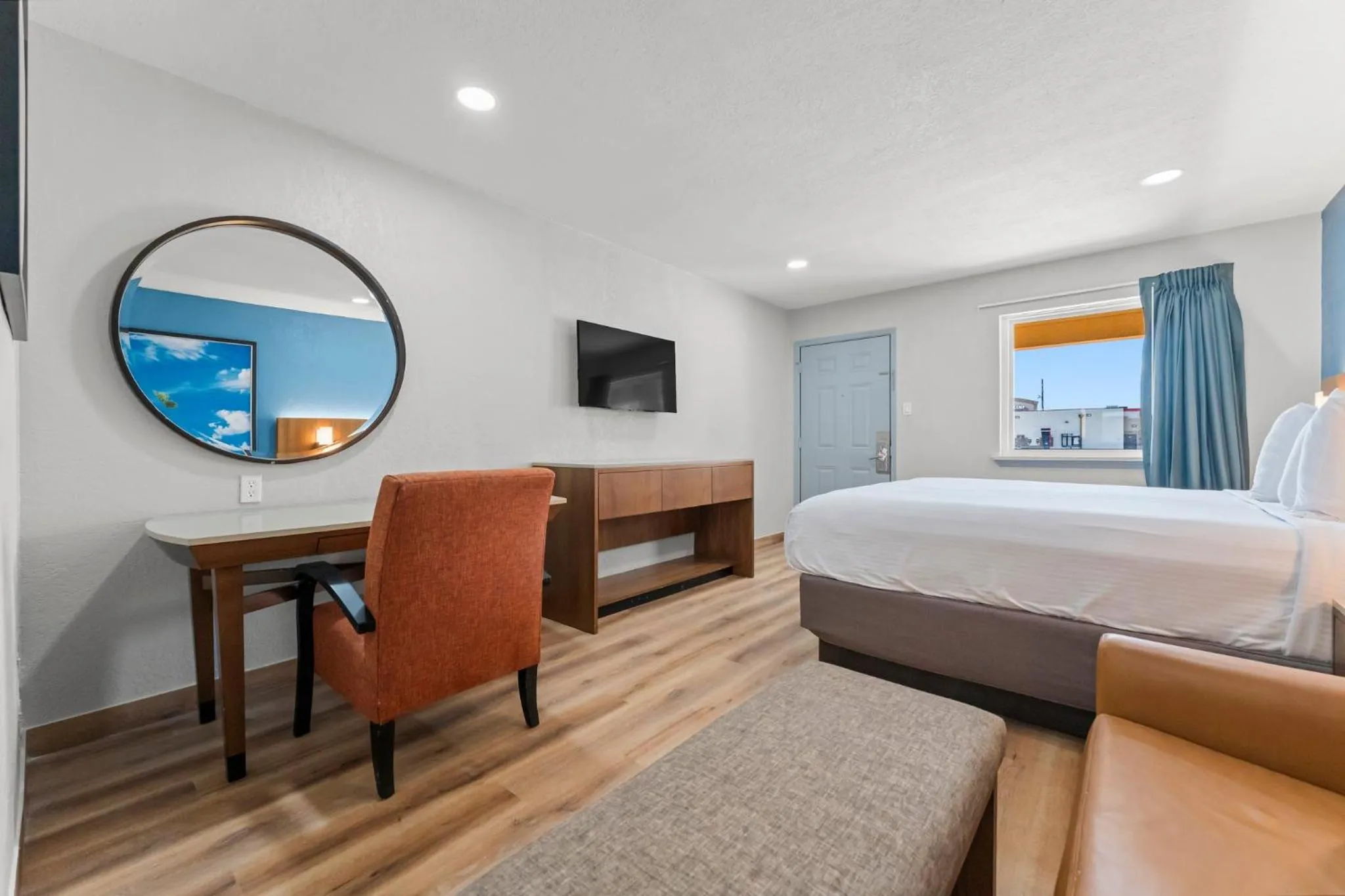 Bed in Econo Lodge Inn & Suites Sealy