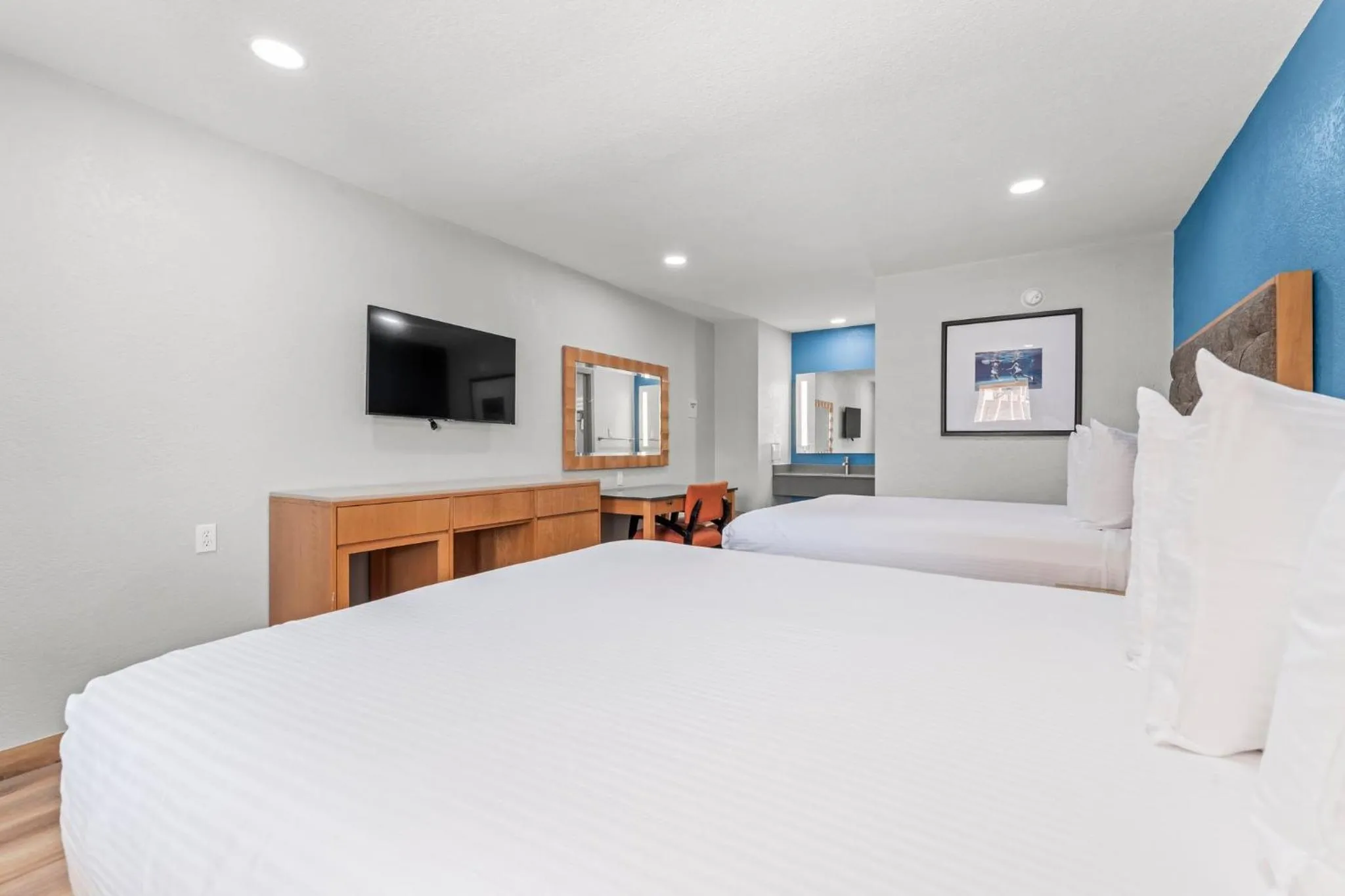 Bed in Econo Lodge Inn & Suites Sealy