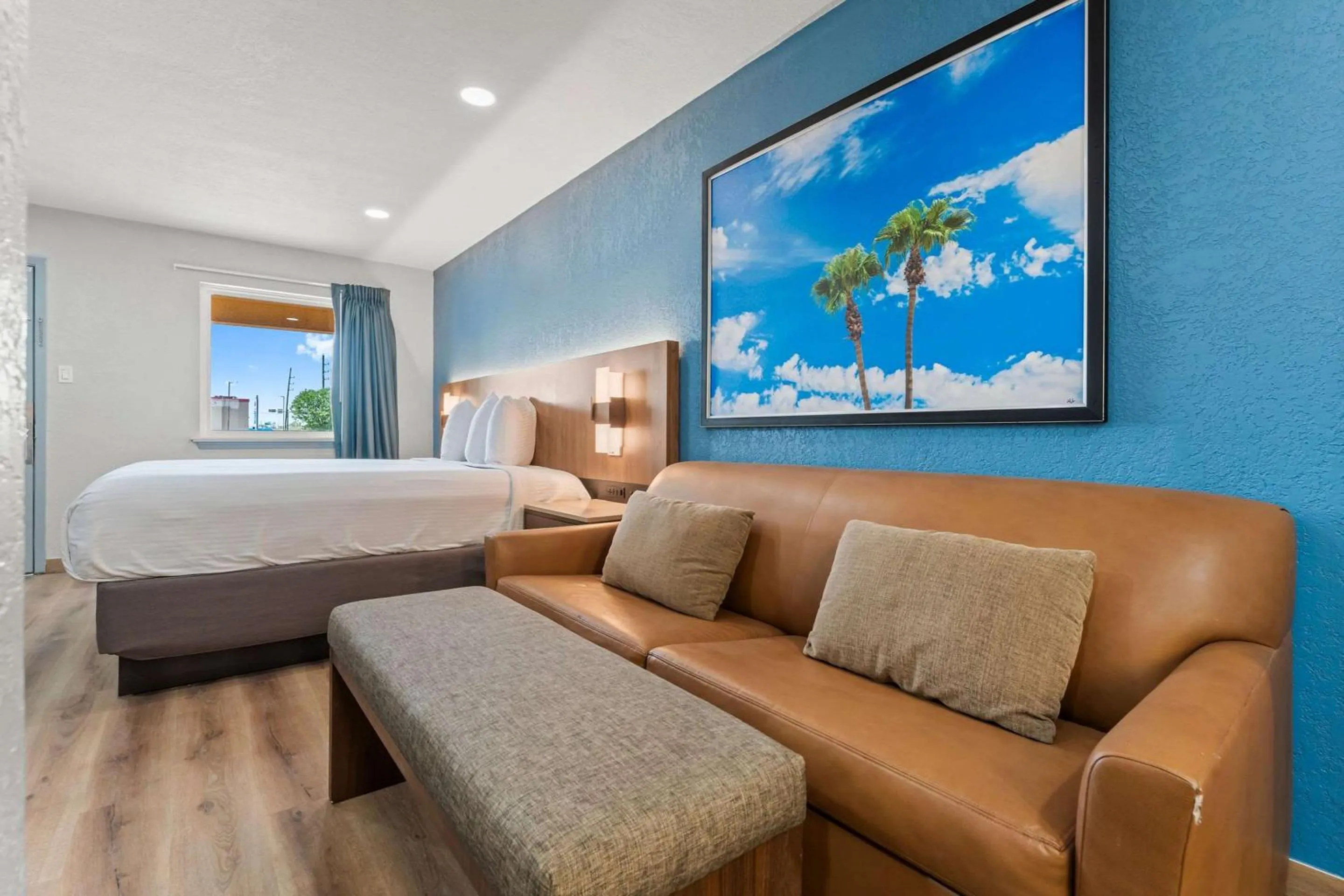 Bedroom, Bed in Econo Lodge Inn & Suites Sealy