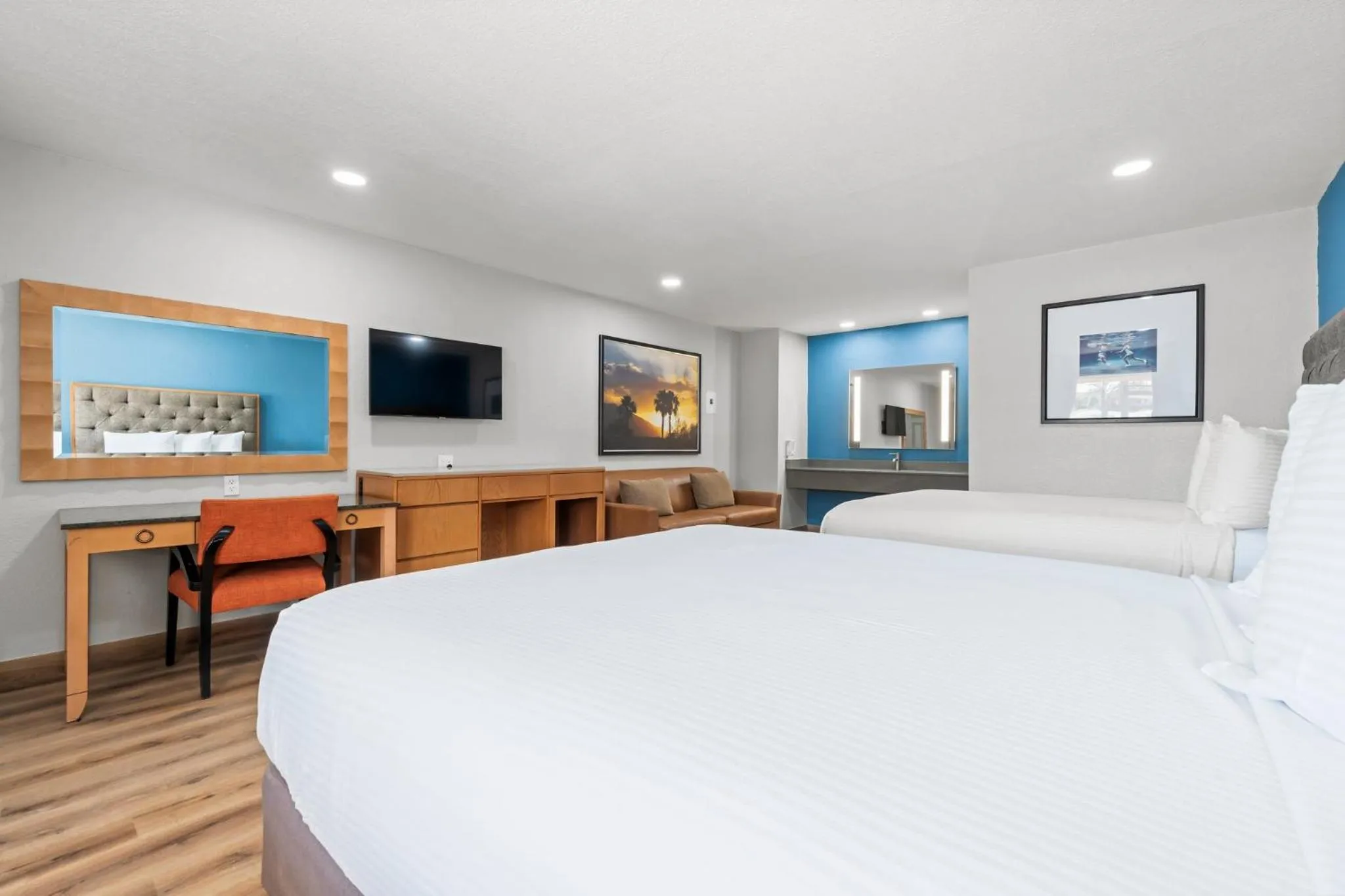 Bed in Econo Lodge Inn & Suites Sealy