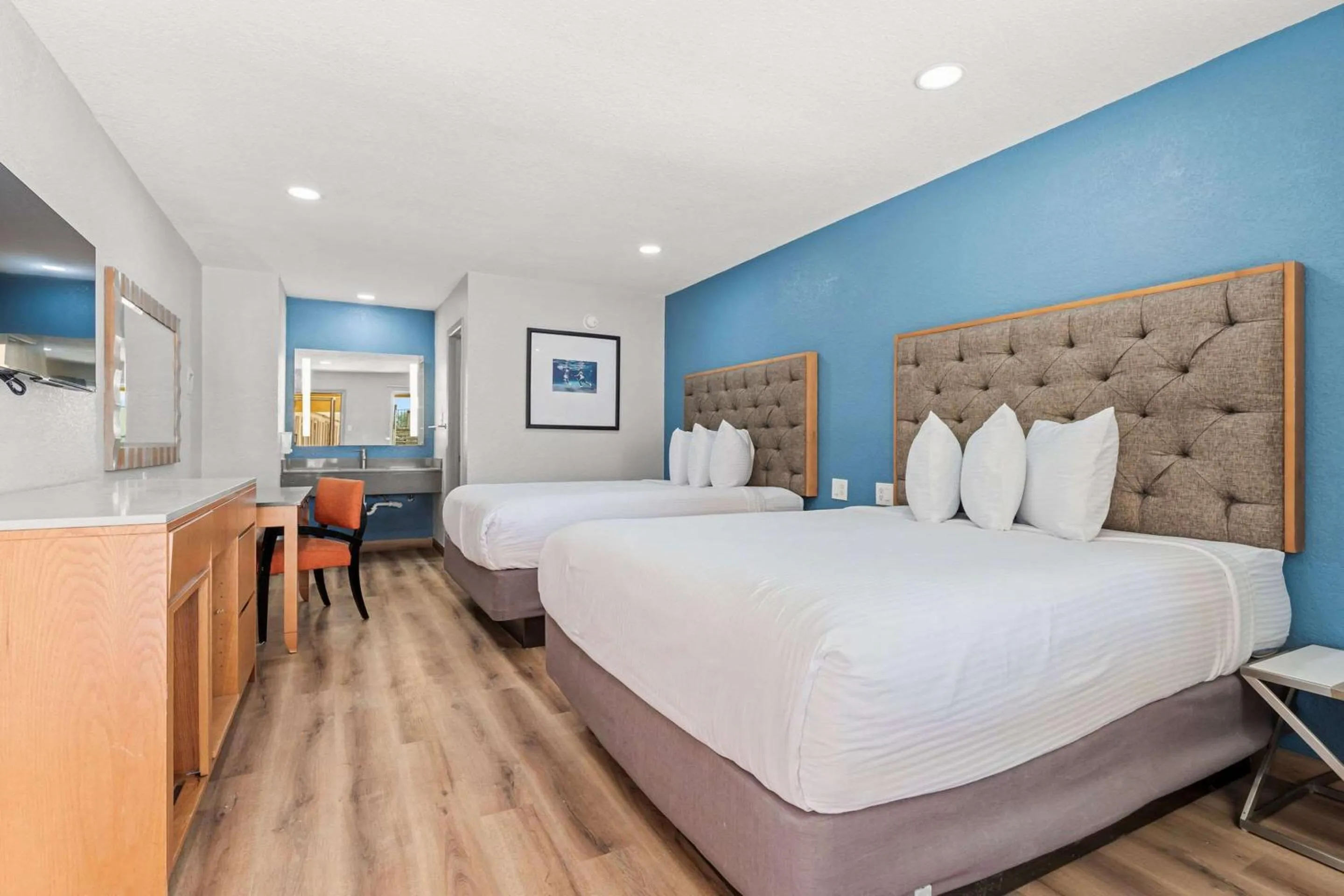 Bedroom, Bed in Econo Lodge Inn & Suites Sealy