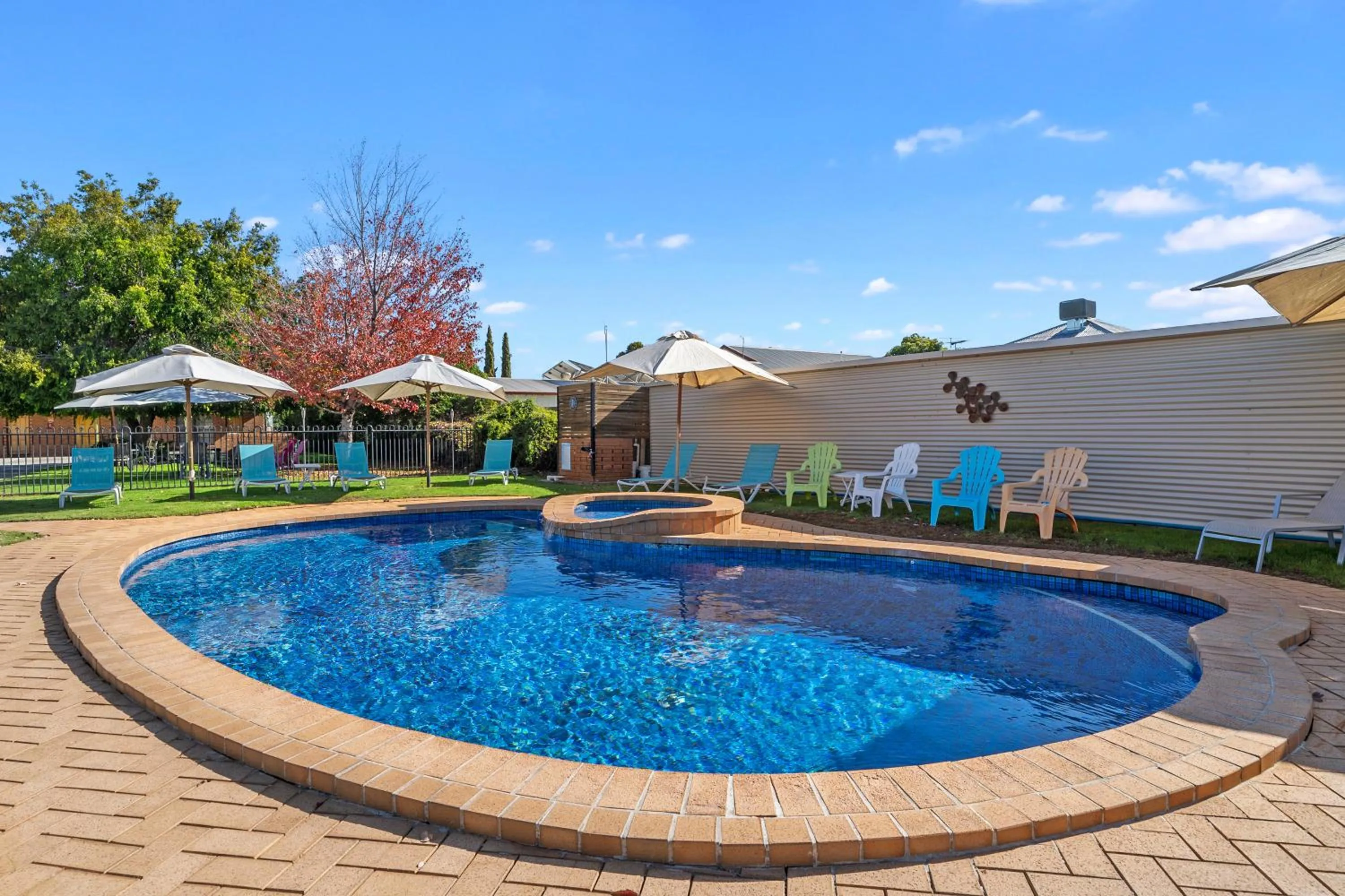 Swimming pool in Heritage Motor Inn Corowa