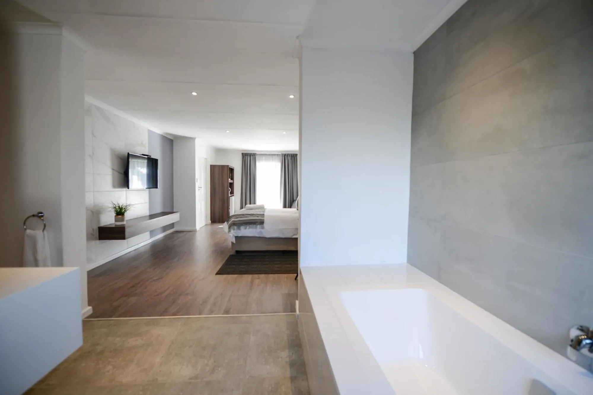 Bathroom, Bed in The Royal Bryanston
