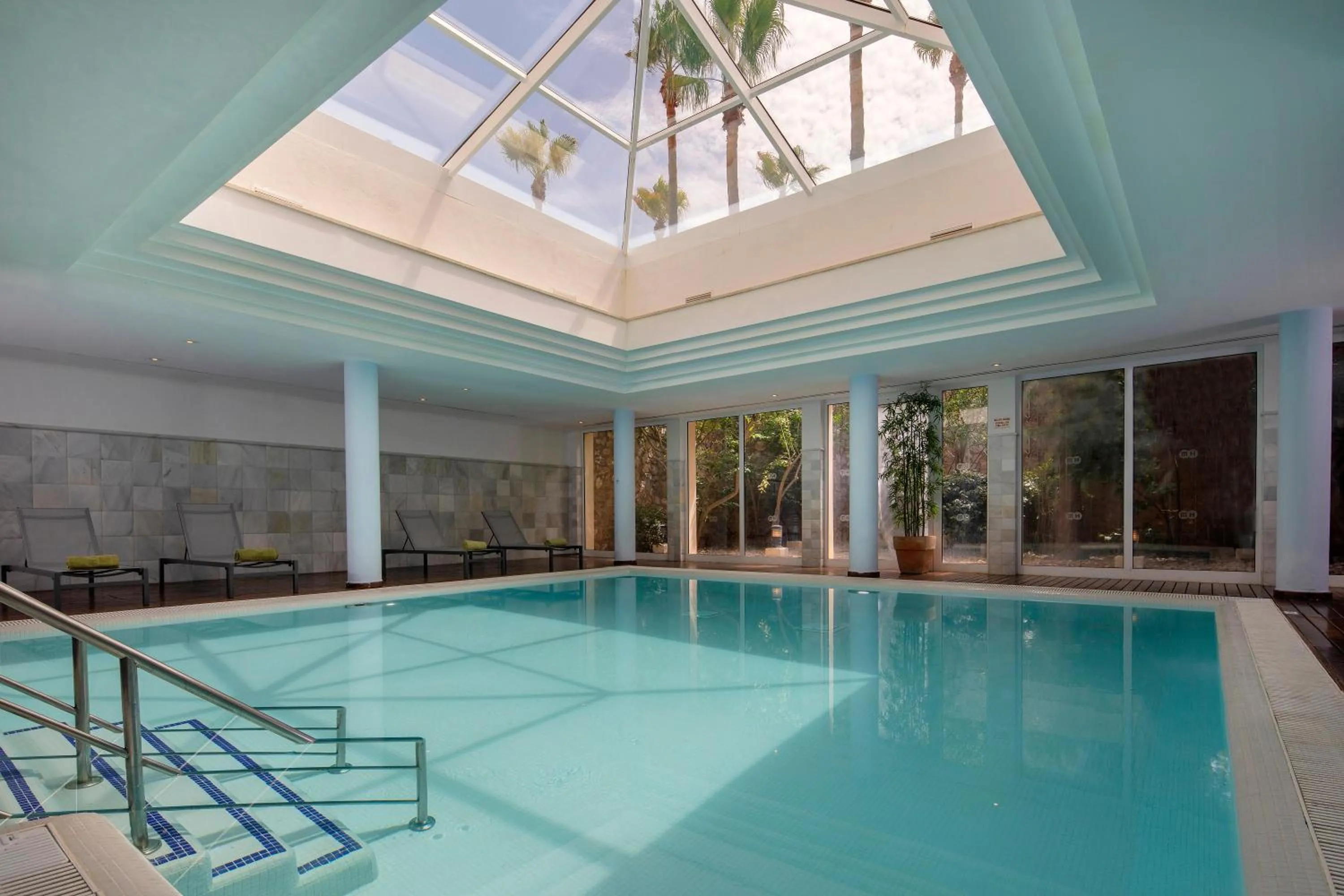 Swimming pool in HM Mar Blau