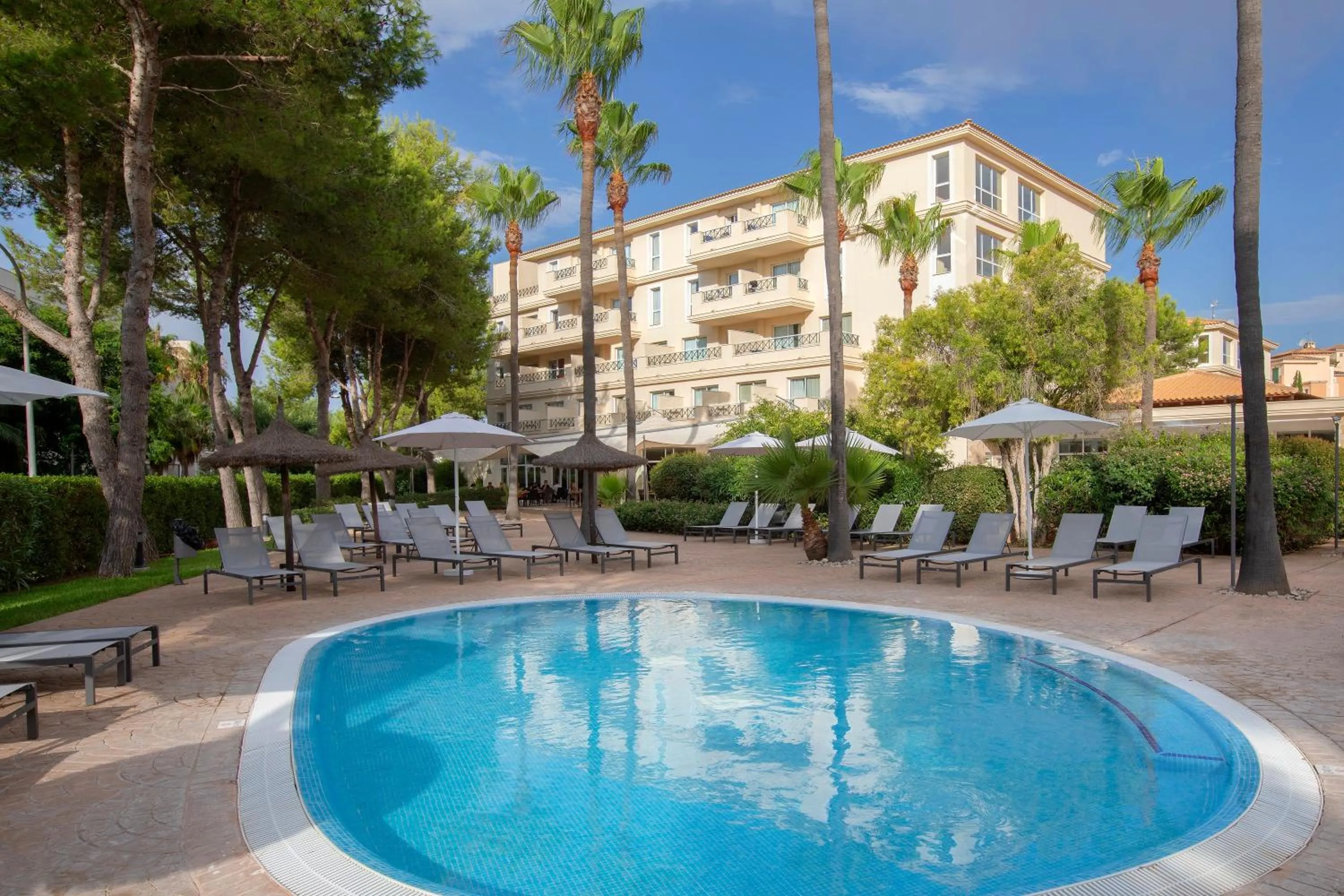 Swimming pool in HM Mar Blau