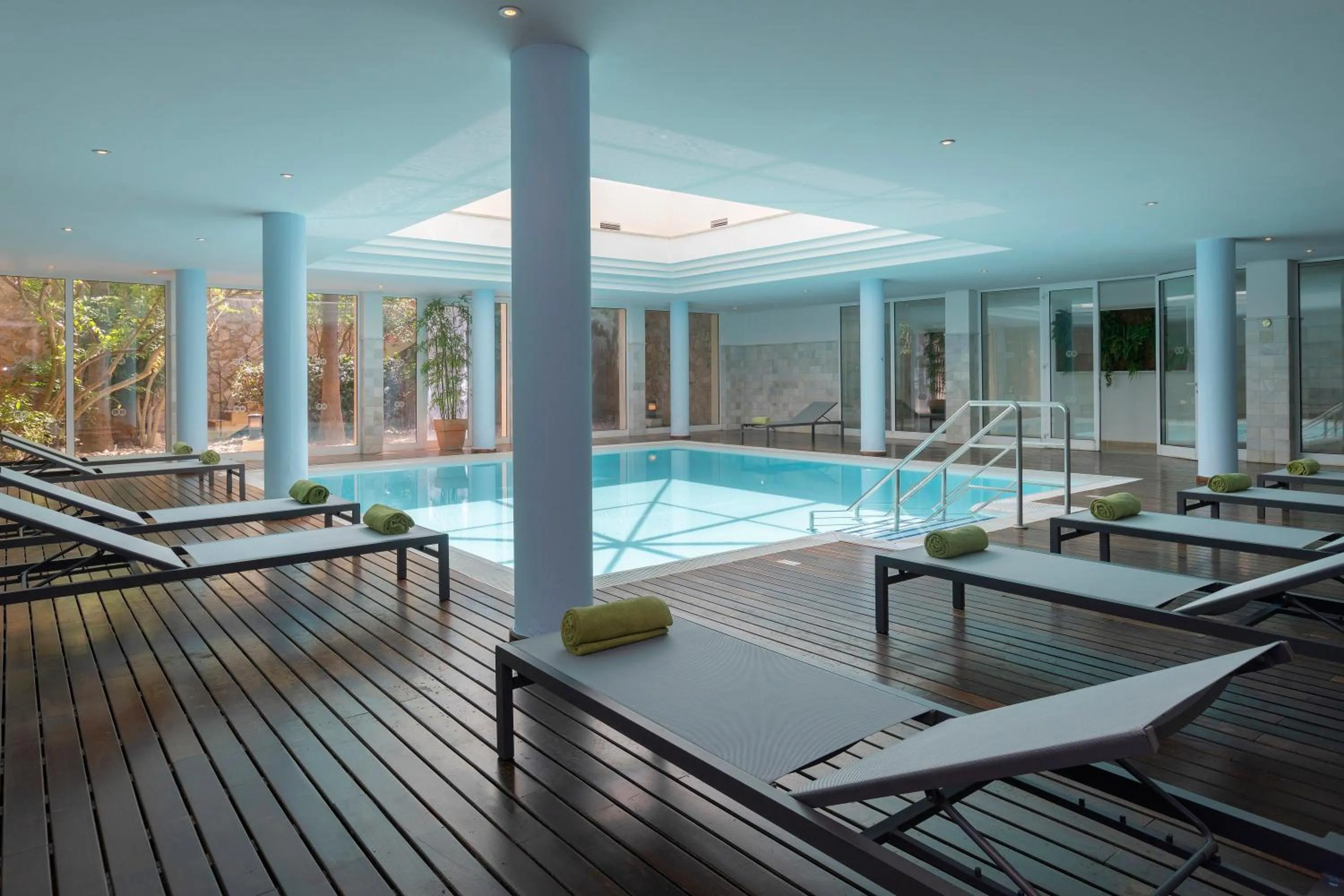 Swimming pool in HM Mar Blau