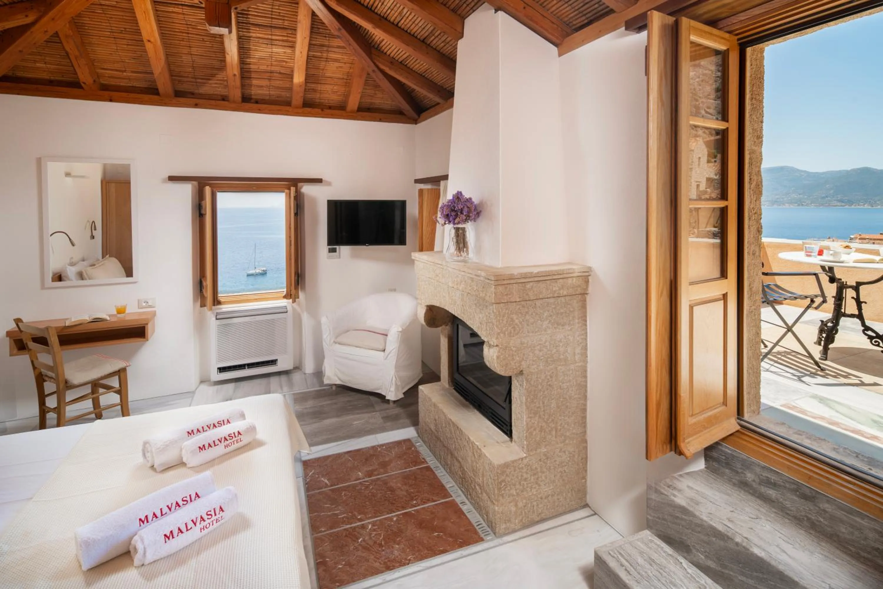 Bedroom, Bed in Bastione Malvasia Hotel (ex New Malvasia)