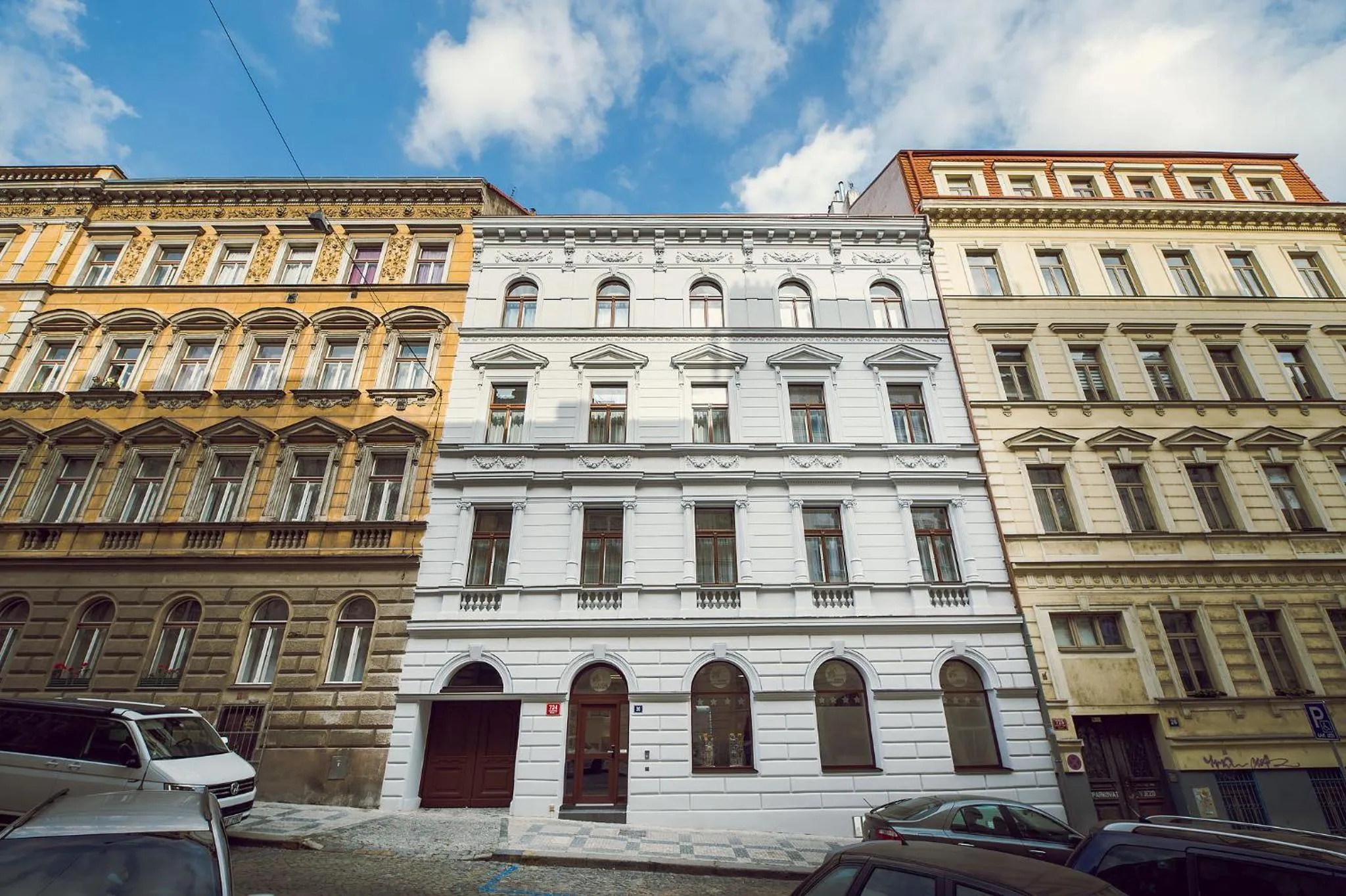 Facade/entrance in Kings Residence