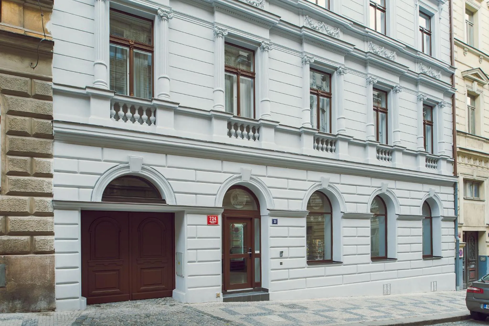 Facade/entrance in Kings Residence