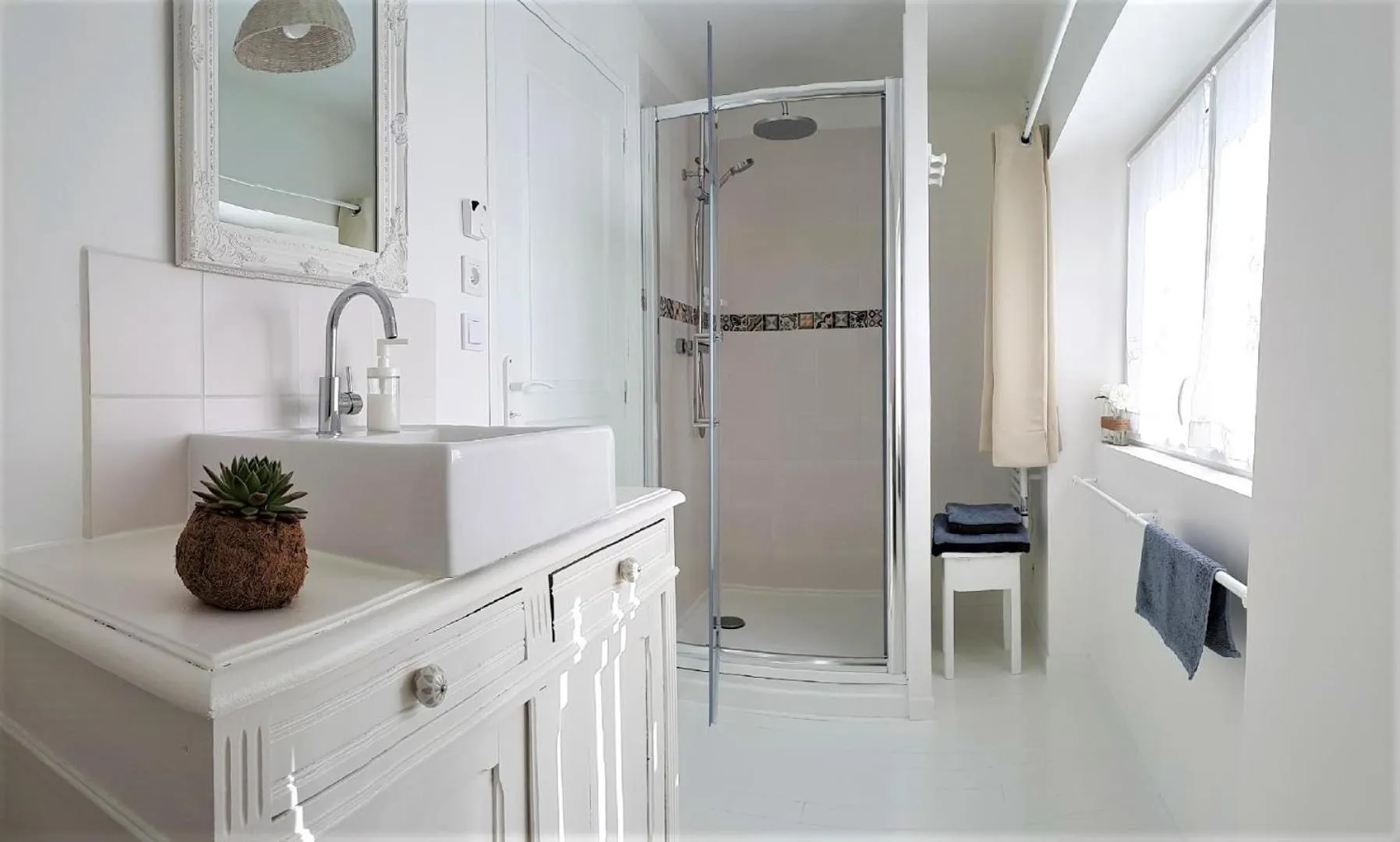 Bathroom in La Fontaine de Resnel