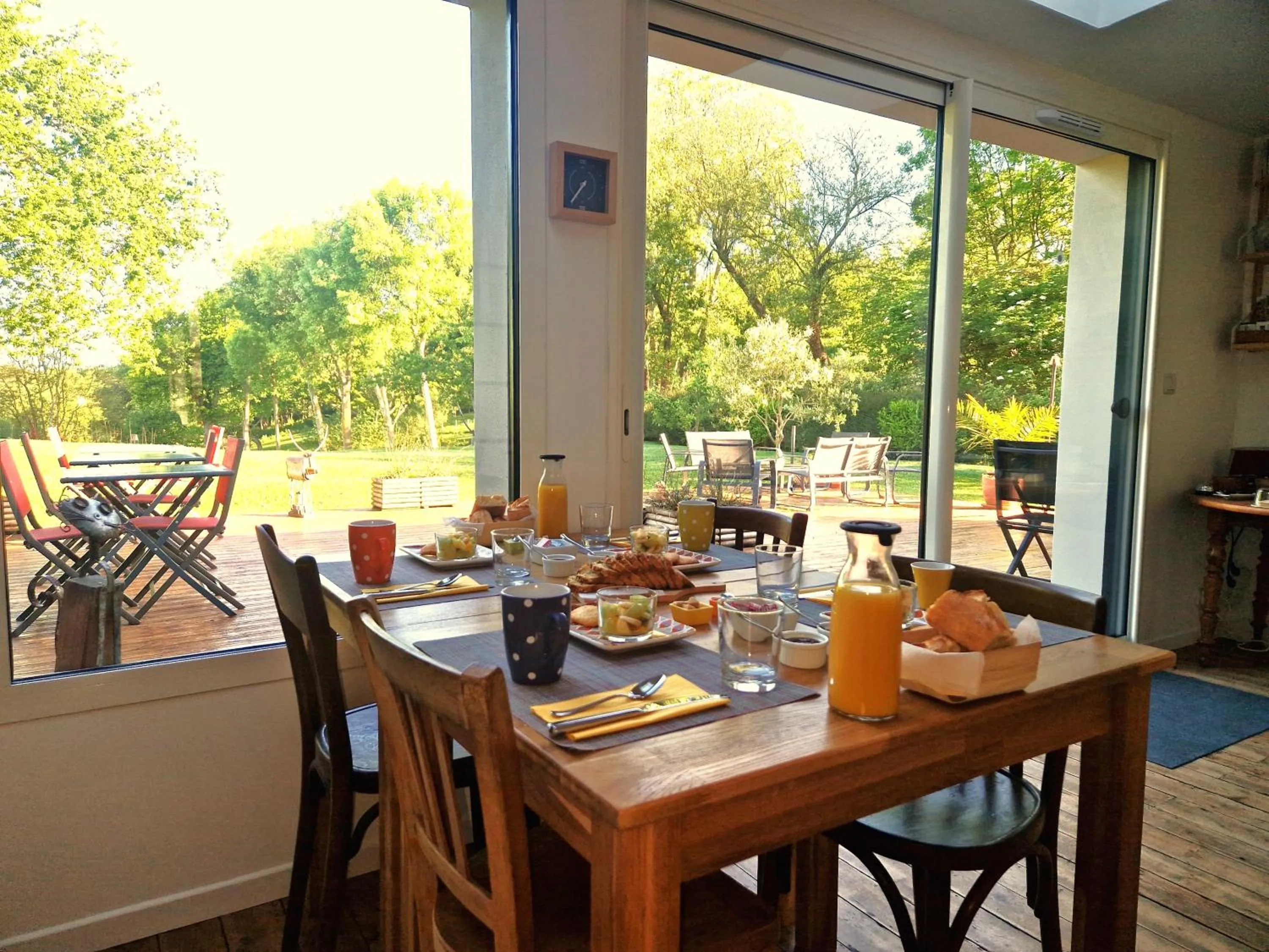 Breakfast in La Fontaine de Resnel