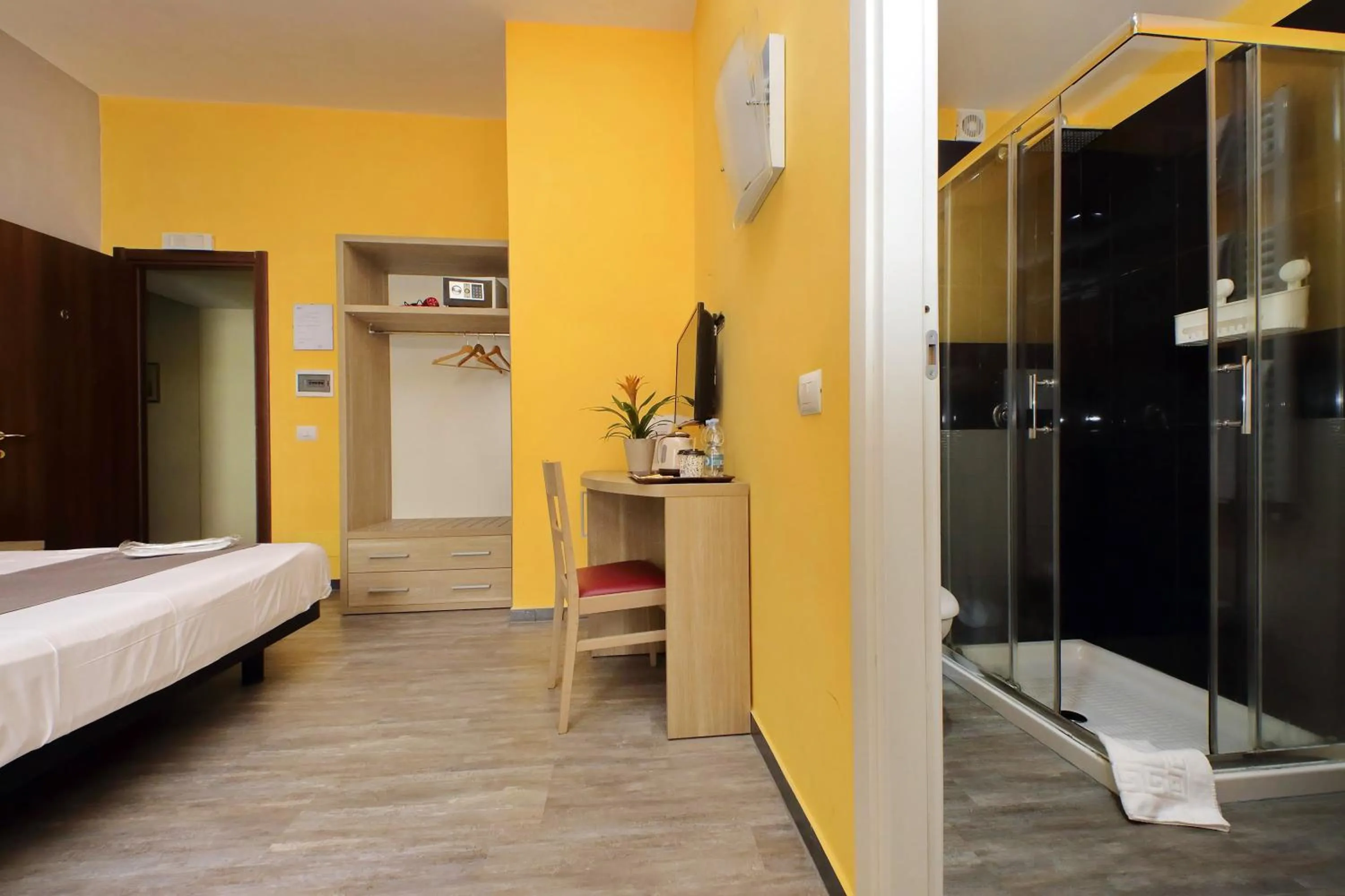 Bathroom, Bed in LHG Comfy Rooms