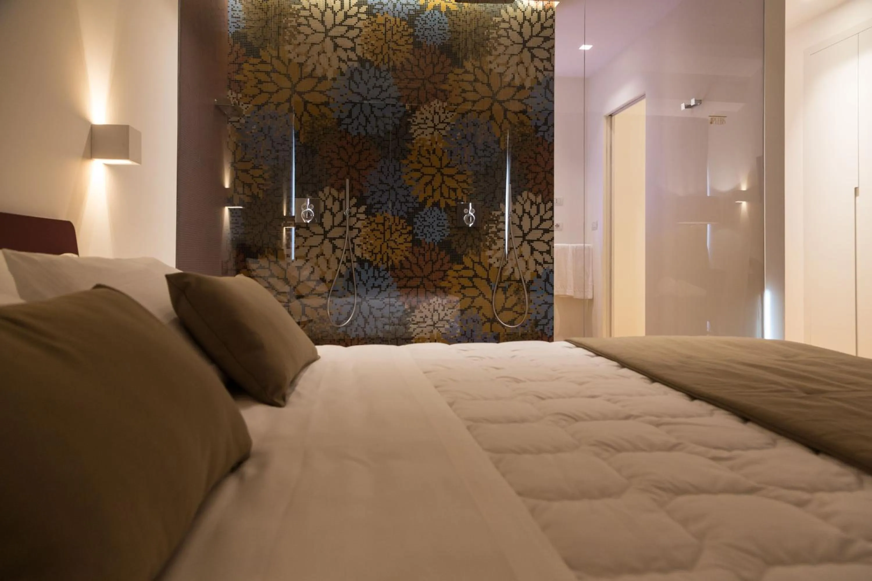Shower, Bed in Plebis - B&B in Sicilia nel centro storico di Catania