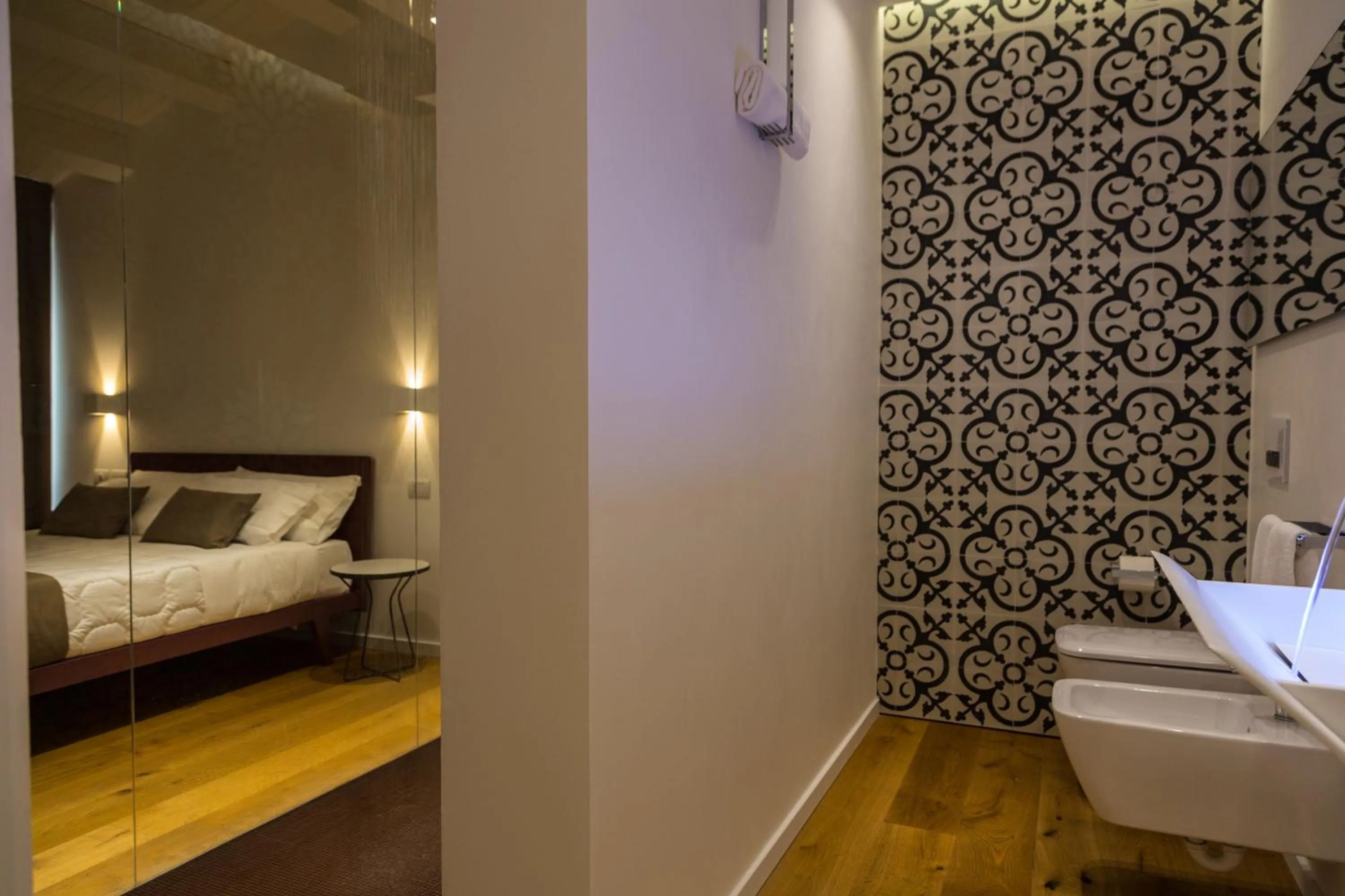 Shower, Bed in Plebis - B&B in Sicilia nel centro storico di Catania