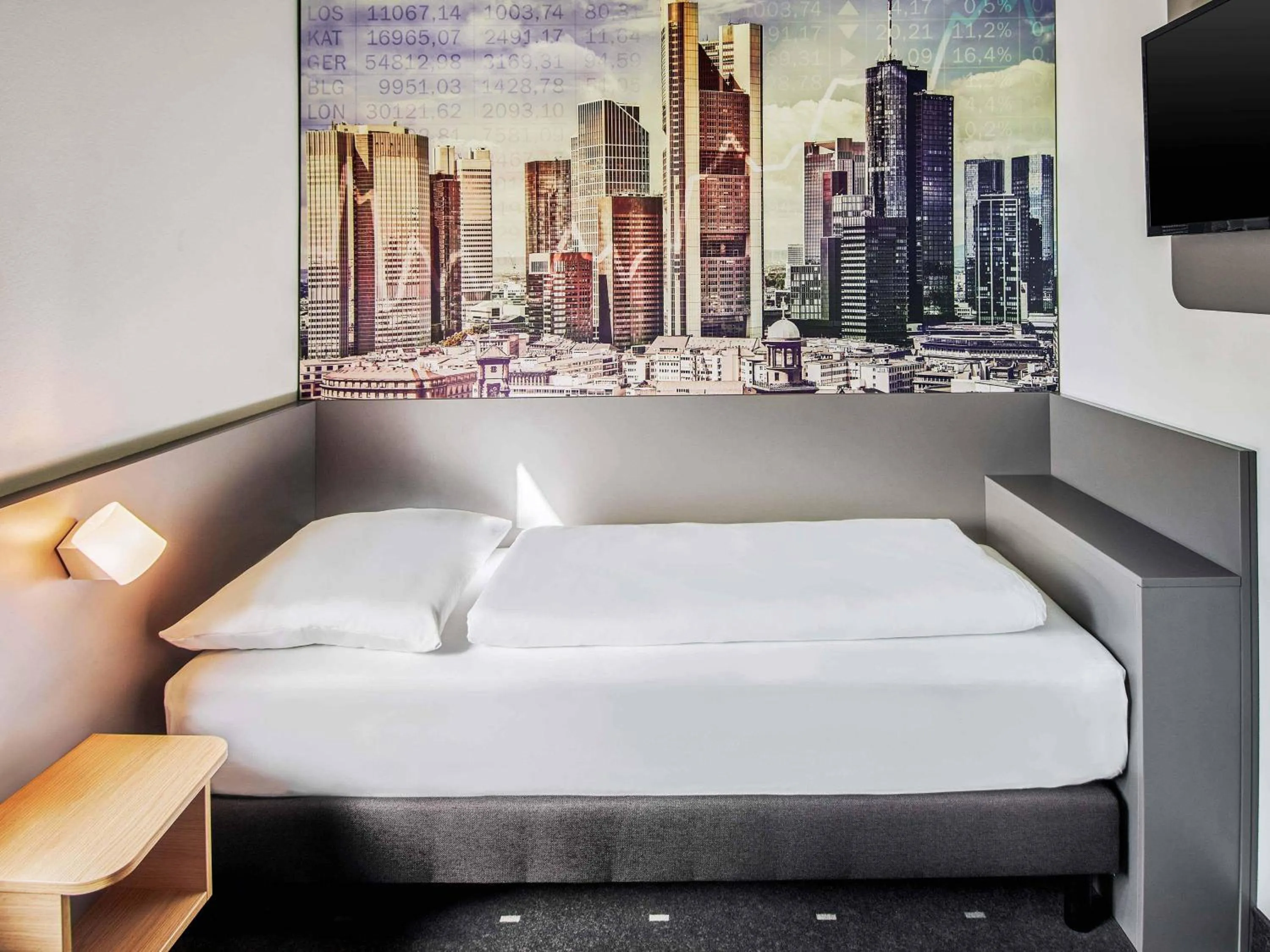 Bathroom, Bed in B&B Hotel Frankfurt-West