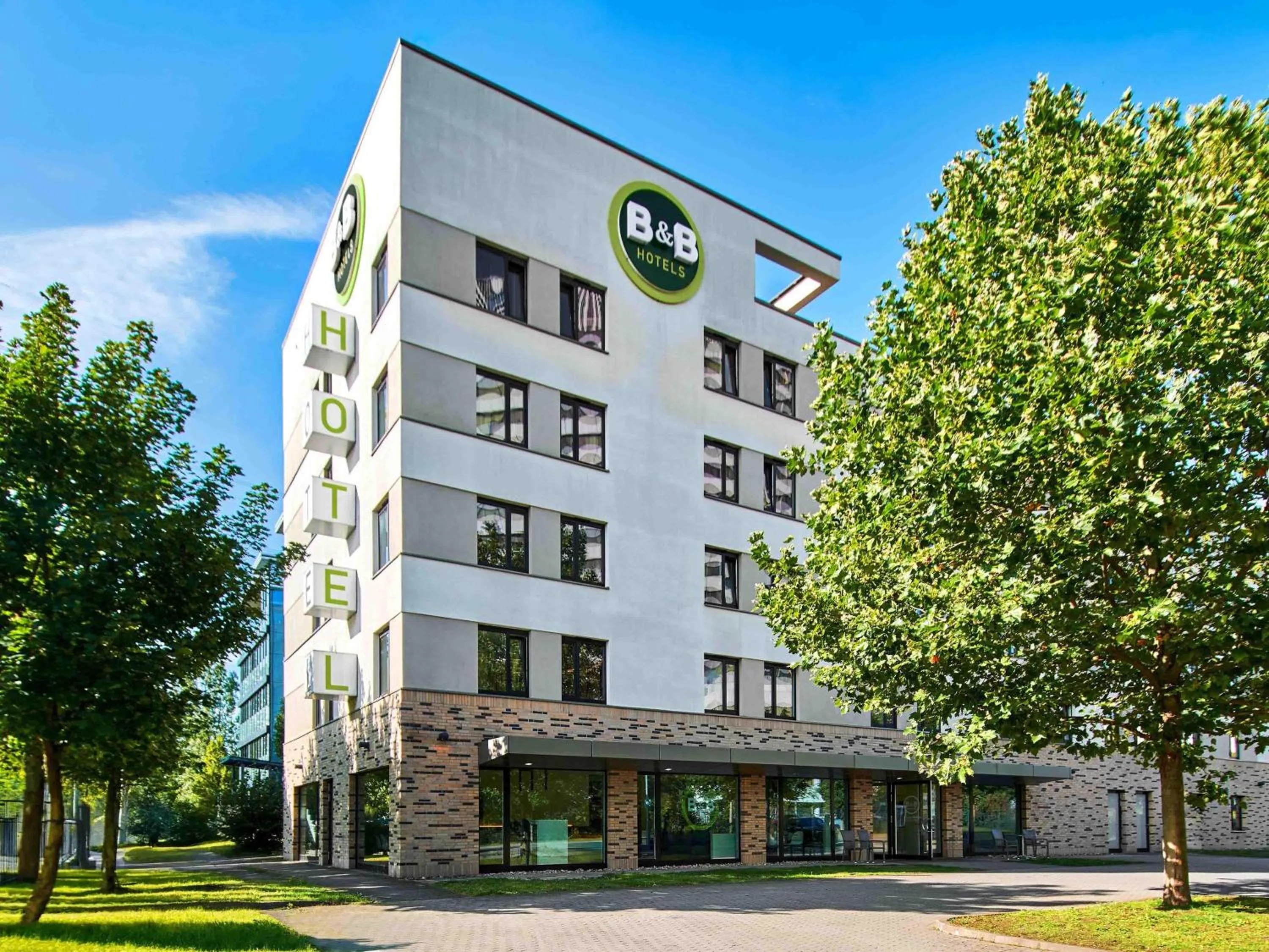 Property building in B&B Hotel Frankfurt-West