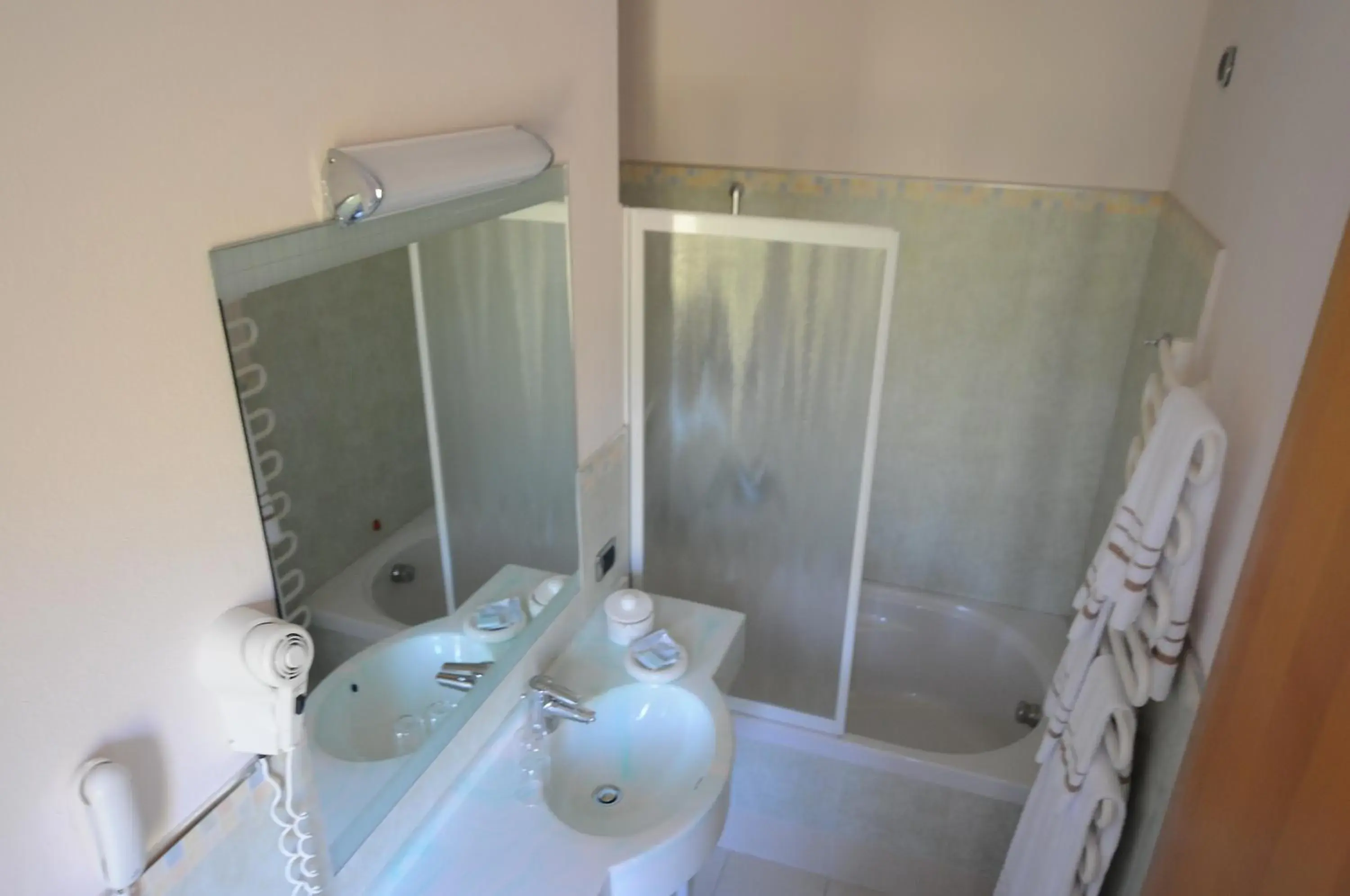 Comfort Single Room in Hotel Residence Mondial Comfort Single Room in Hotel Residence Mondial