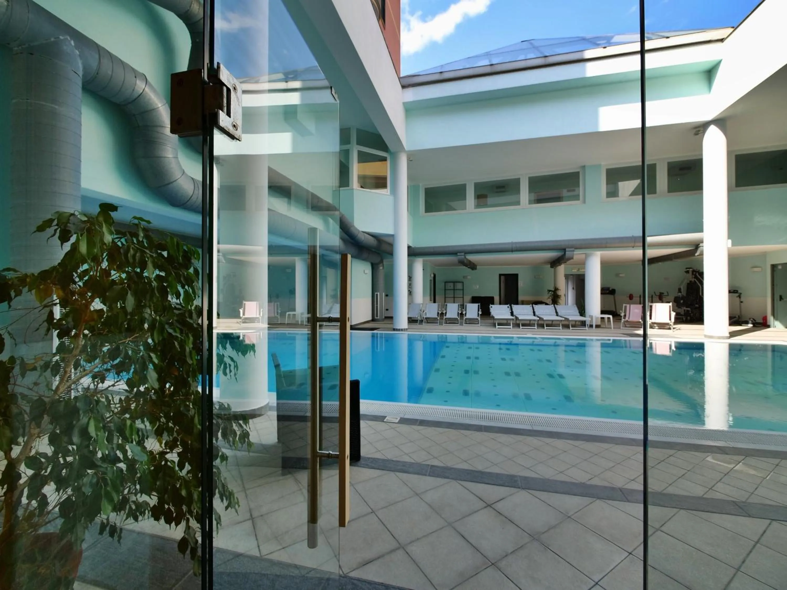 Swimming pool in Hotel Residence Mondial