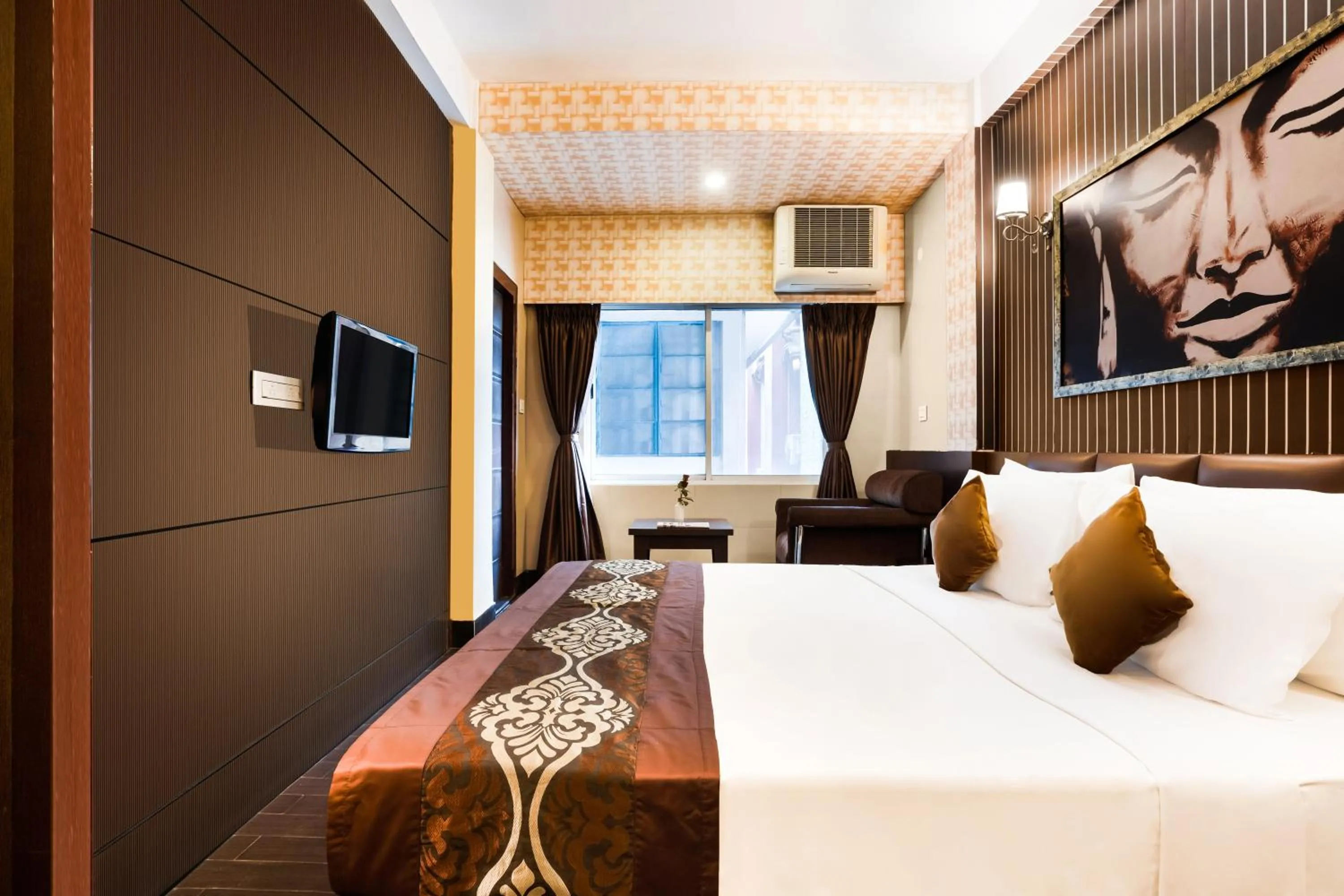 Photo of the whole room, Bed in Mount Embassy