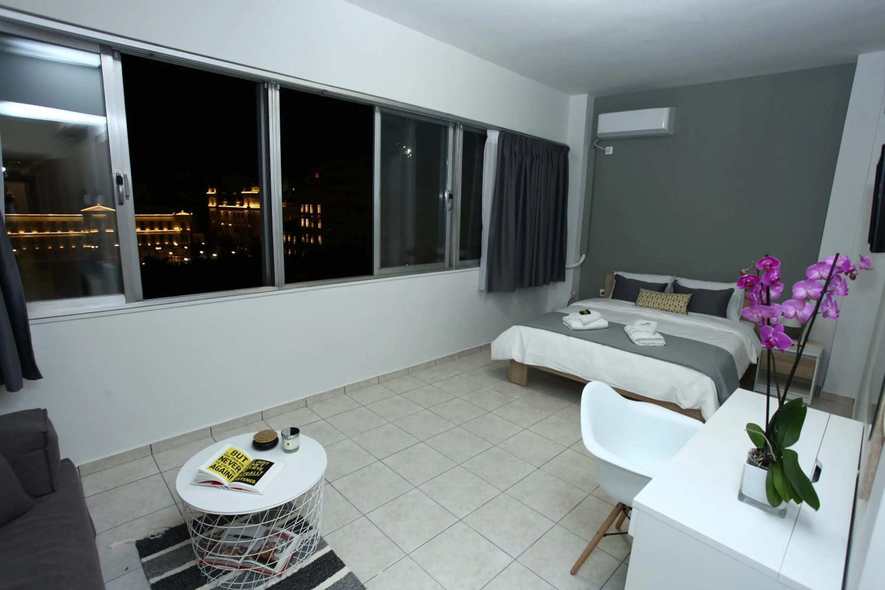 Photo of the whole room, Bed in Old Town Hall Suites and Apartments