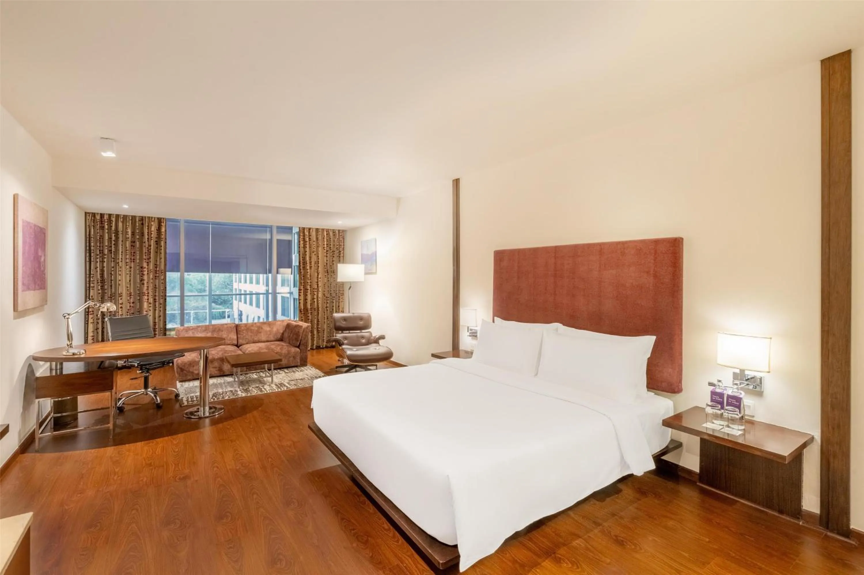 Bedroom, Bed in Radisson Blu Plaza Hotel Hyderabad Banjara Hills