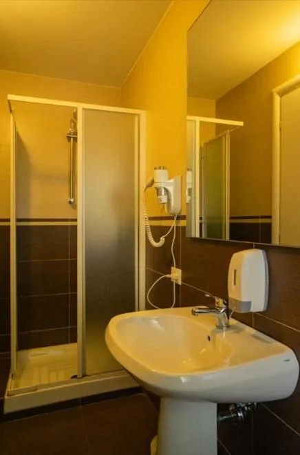 Shower in Isa Residence Fiumicino Airport