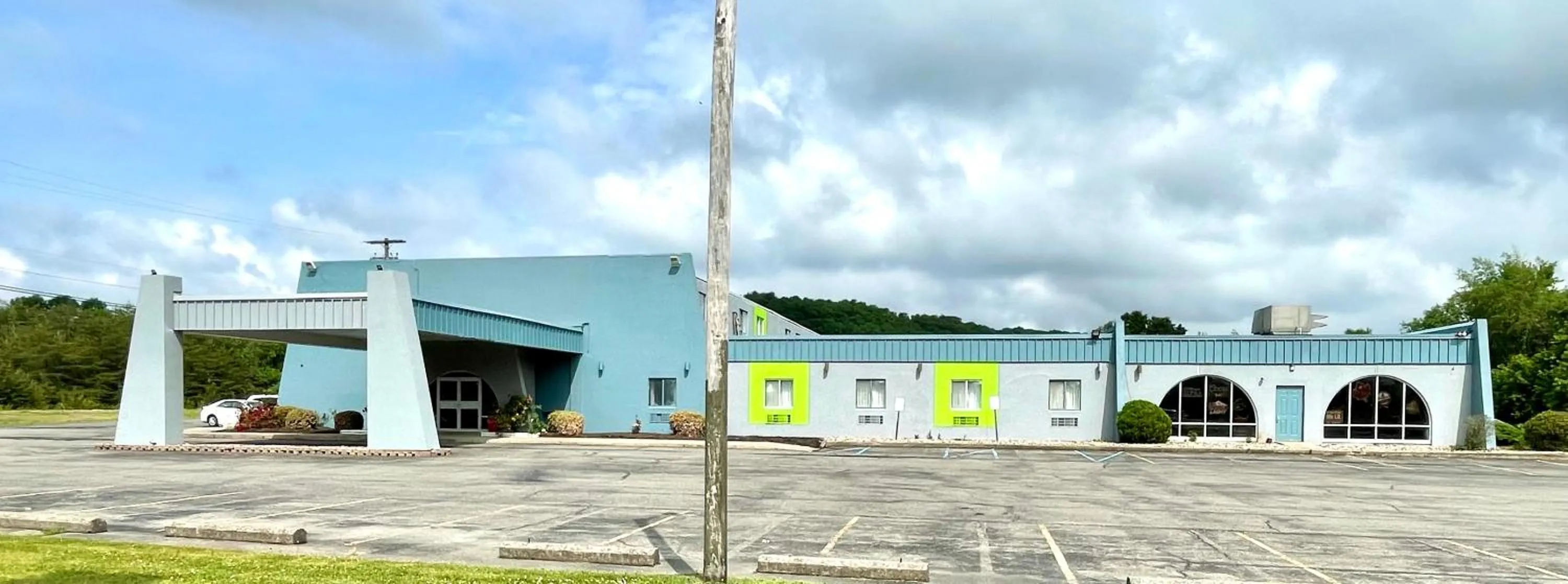 Property building in Knights Inn Paxinos Elysburg