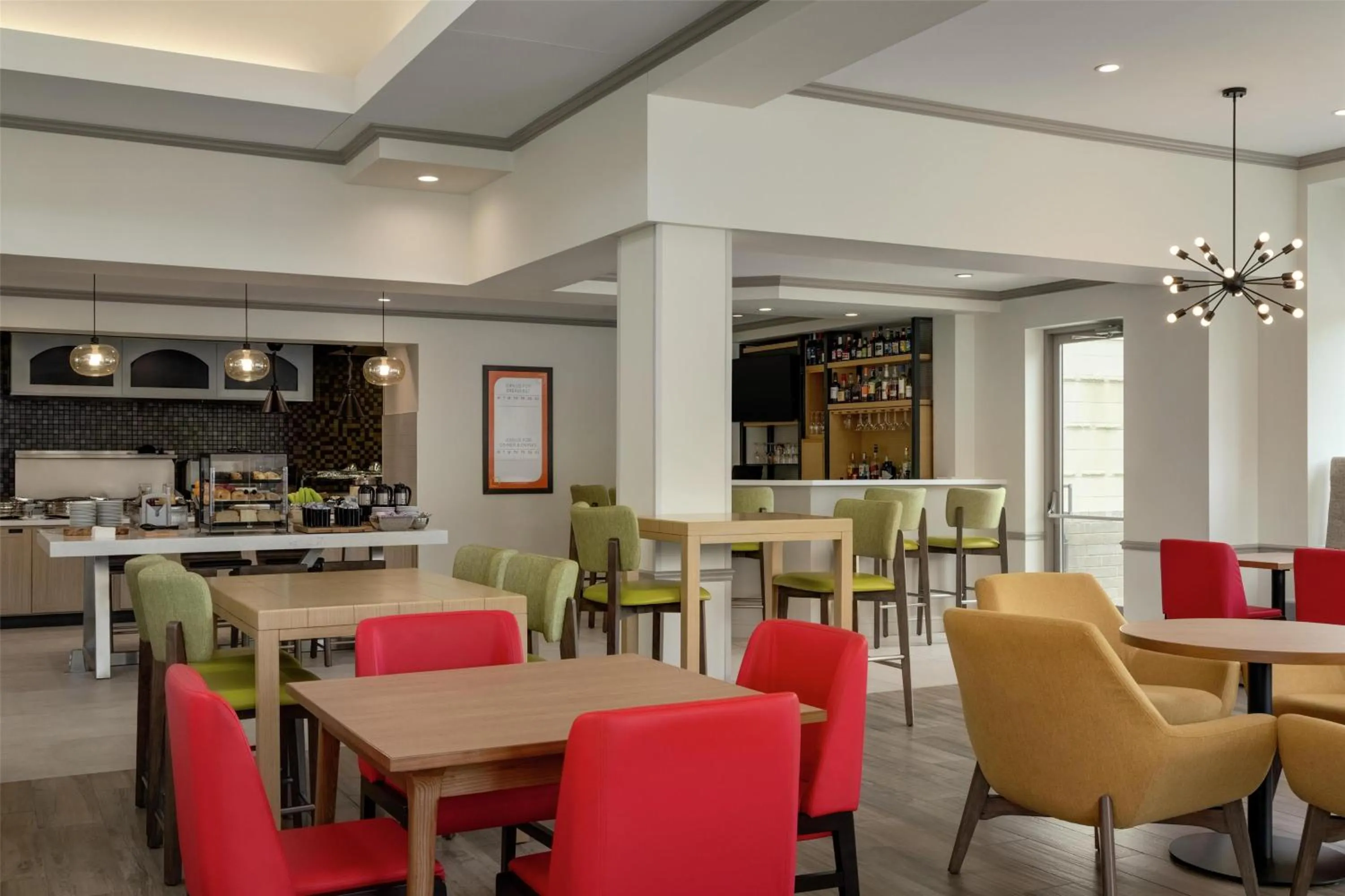 Lounge or bar in Hilton Garden Inn Cleveland Airport