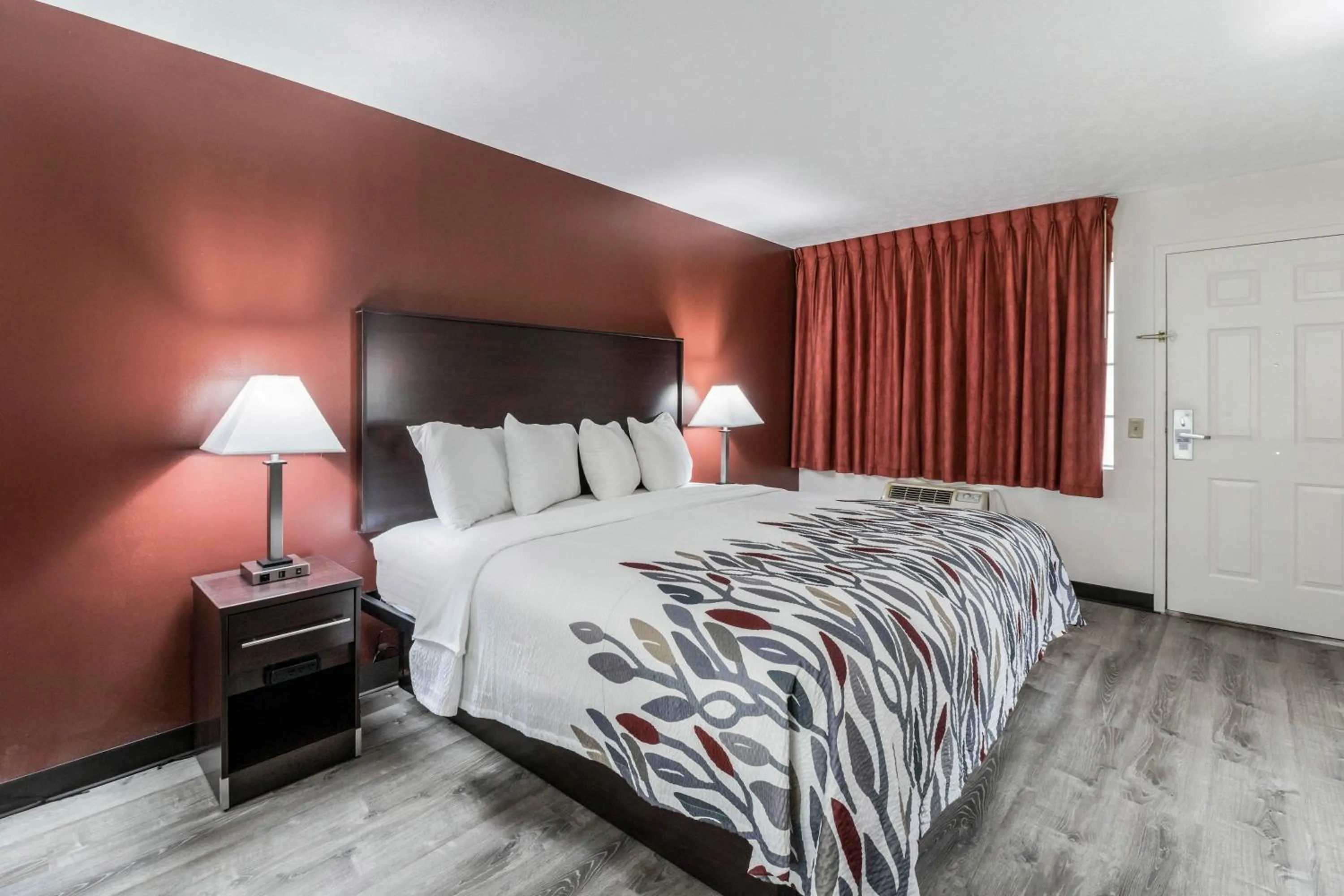 Photo of the whole room, Bed in Red Roof Inn Cadiz