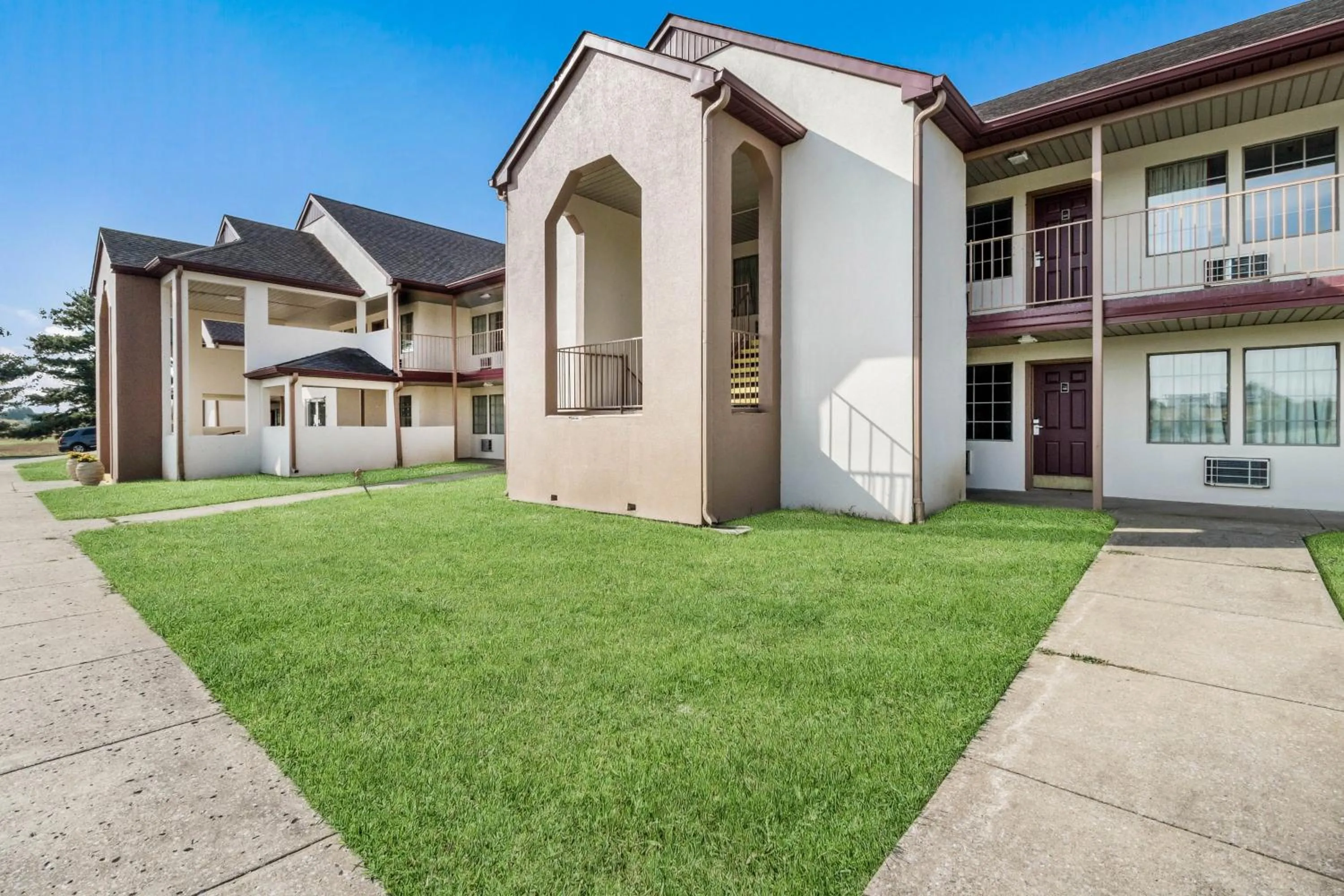 Property building in Red Roof Inn Cadiz
