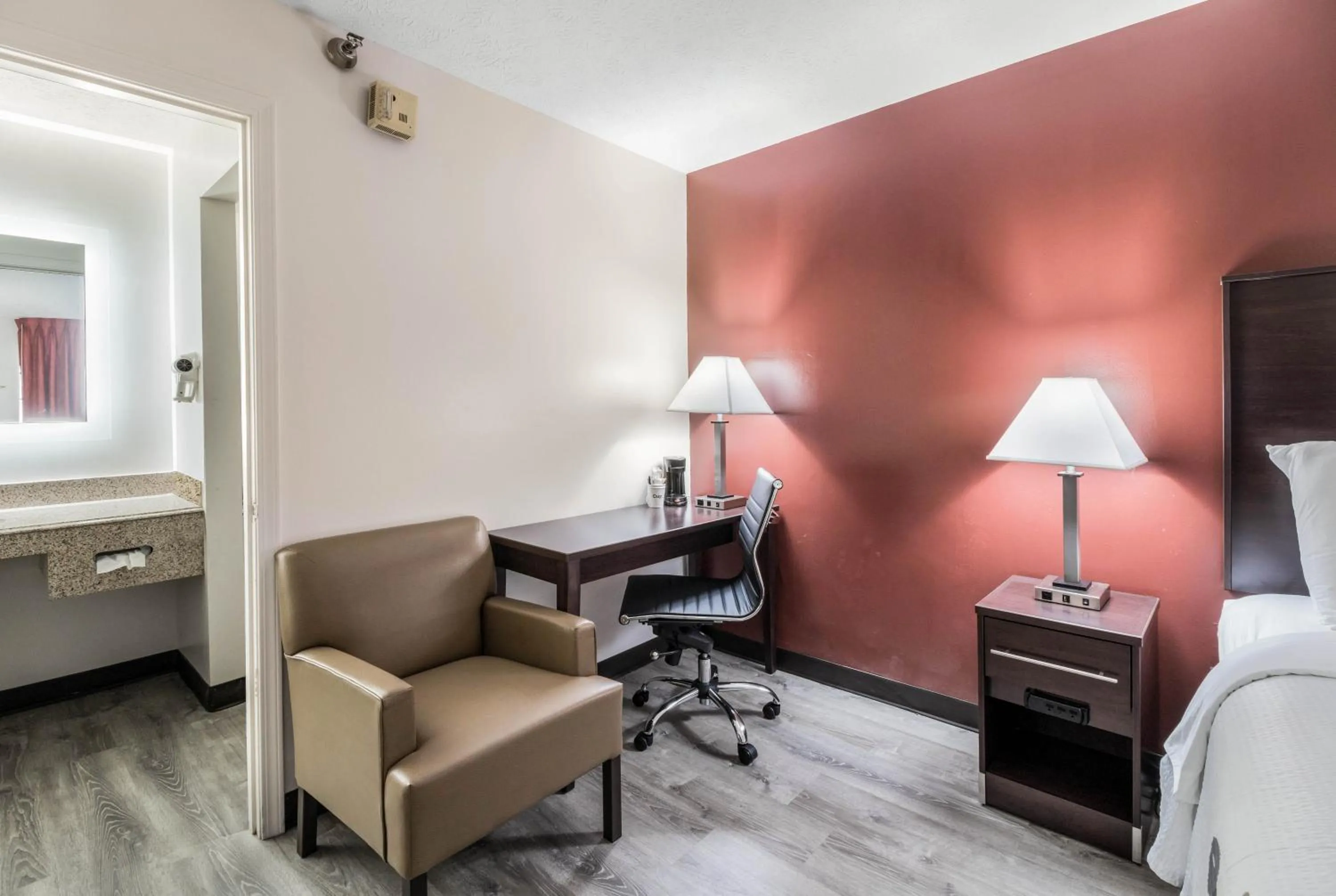 Photo of the whole room in Red Roof Inn Cadiz