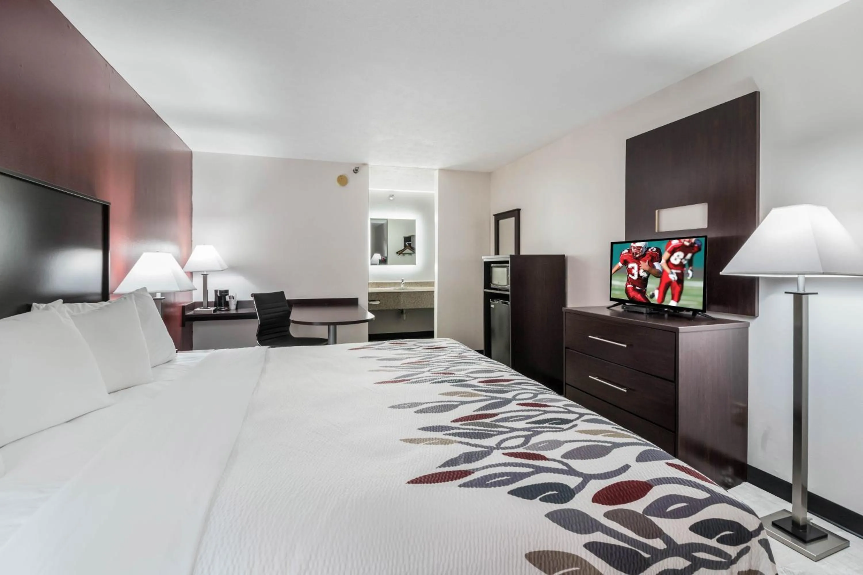 Photo of the whole room, Bed in Red Roof Inn Cadiz