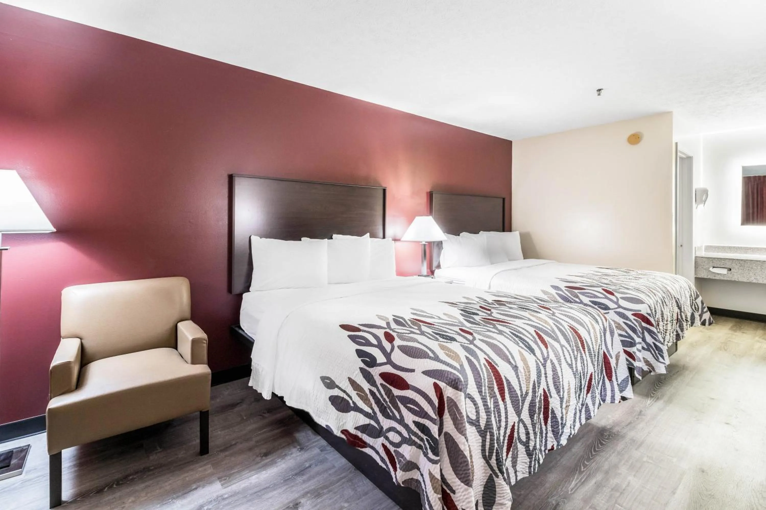 Photo of the whole room, Bed in Red Roof Inn Cadiz