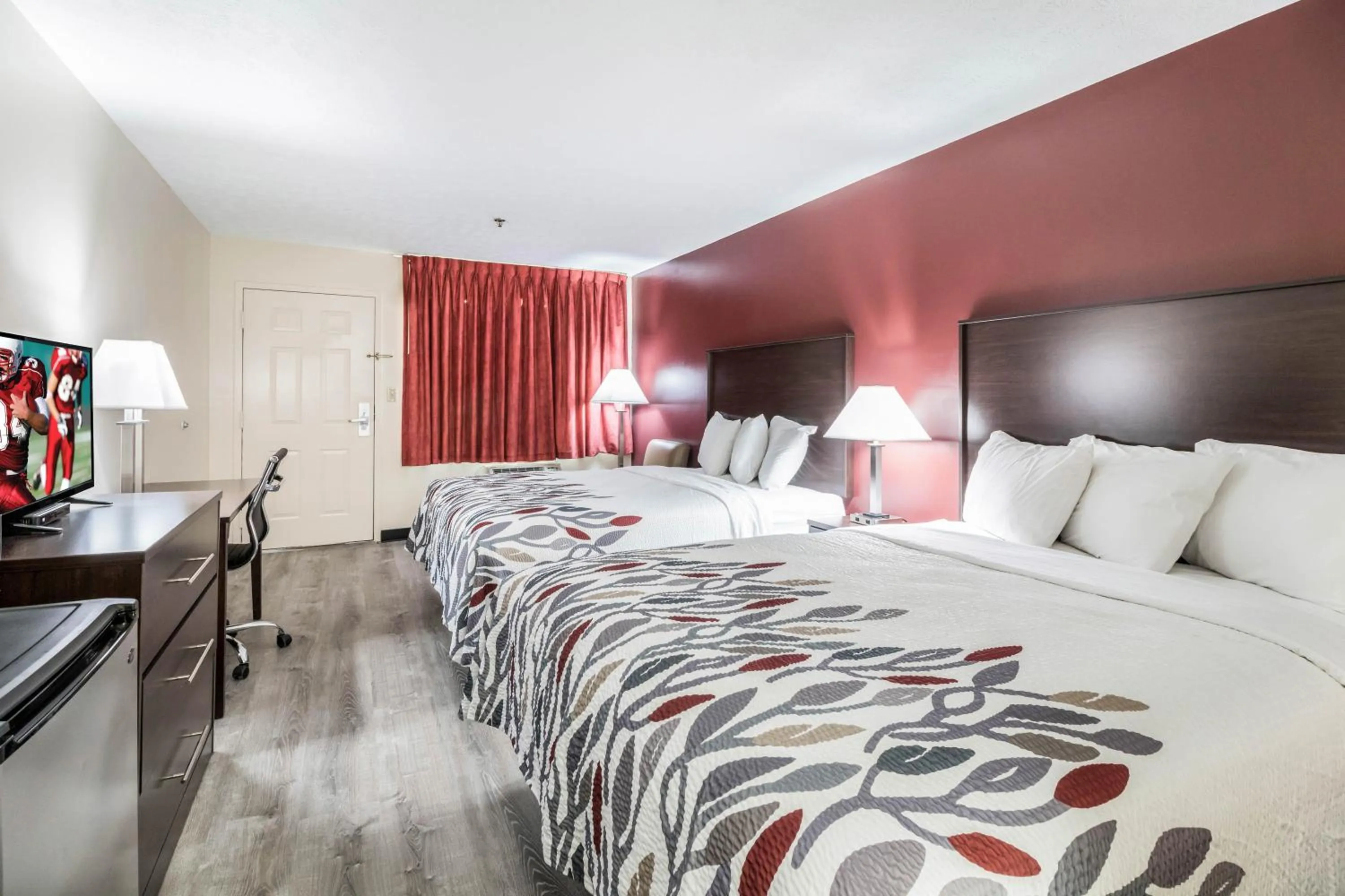 Photo of the whole room, Bed in Red Roof Inn Cadiz