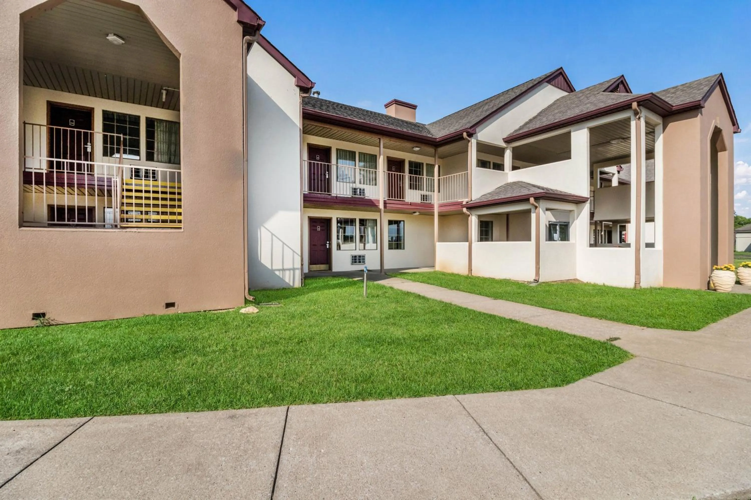 Property building in Red Roof Inn Cadiz