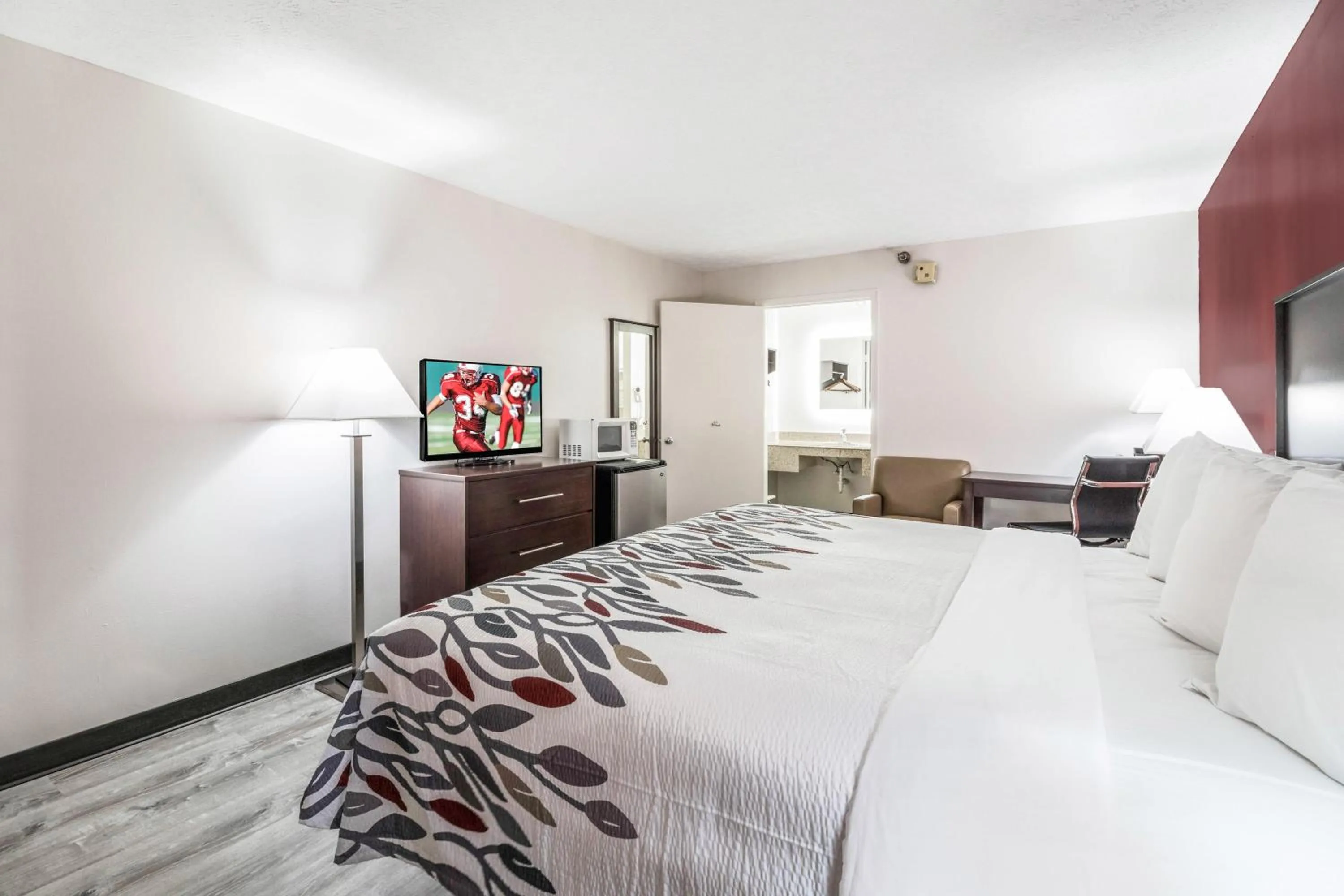 Photo of the whole room, Bed in Red Roof Inn Cadiz