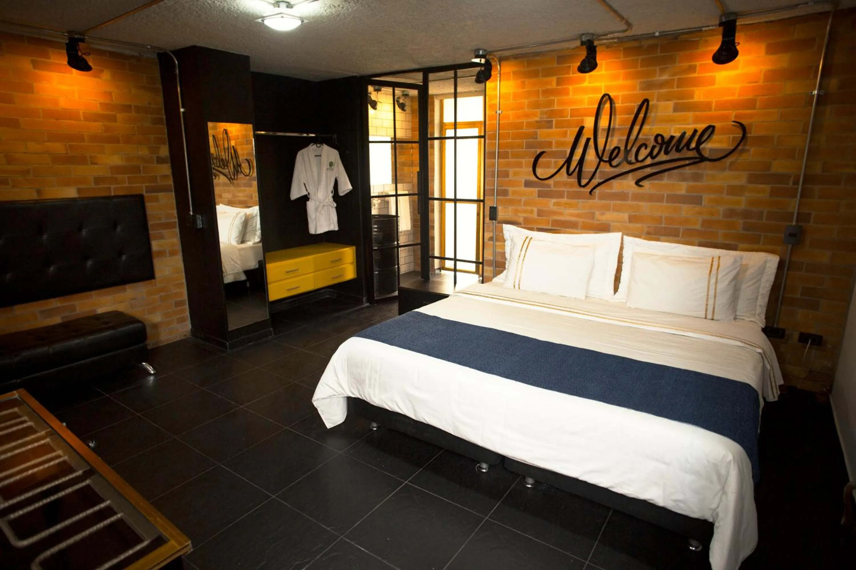 Restaurant/places to eat, Bed in Hotel D' Leon